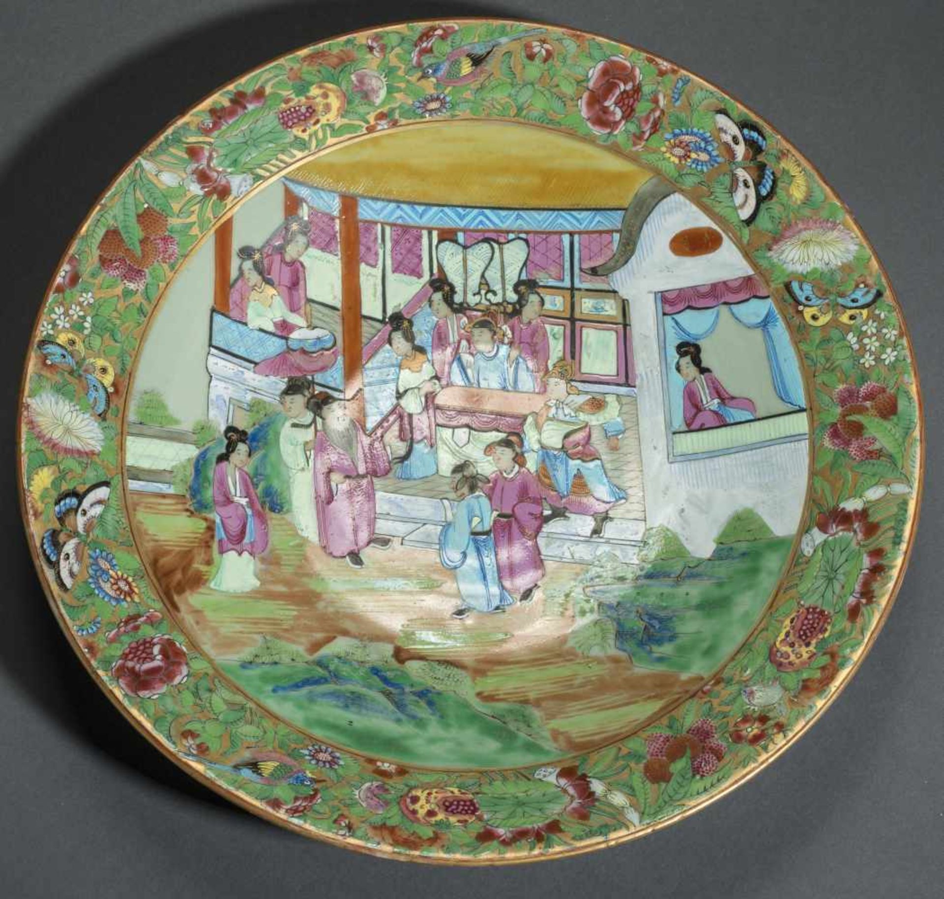 A LARGE PLATE WITH COURT SCENE, BLOSSOMS AND ANIMALSPorcelain with enamel painting and goldChina, - Bild 5 aus 5
