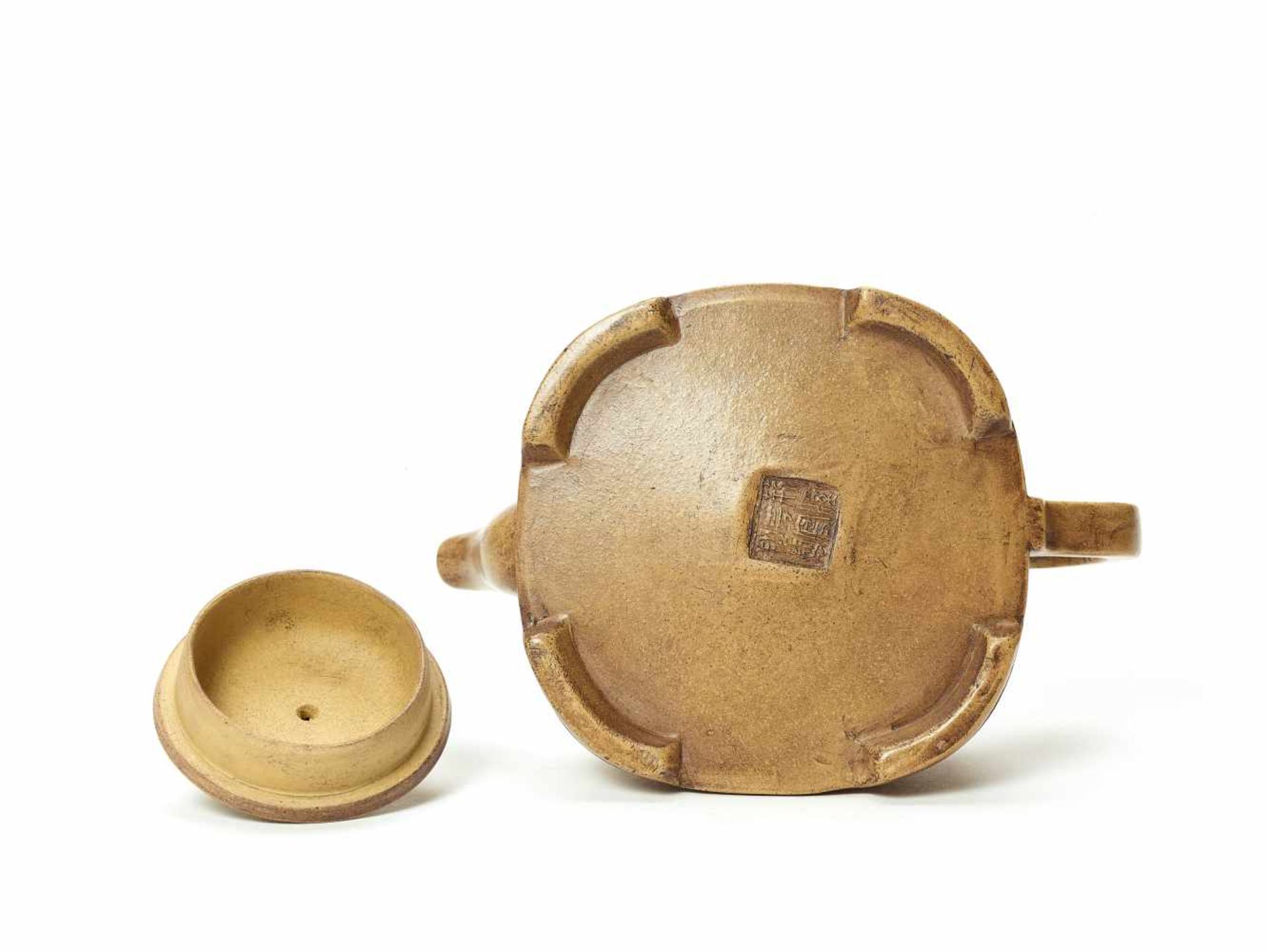 A YIXING CERAMIC ‘PRUNUS’ TEAPOT WITH TIGER FINIALYixing ceramicChina, 20th centuryThe pot with - Bild 3 aus 3