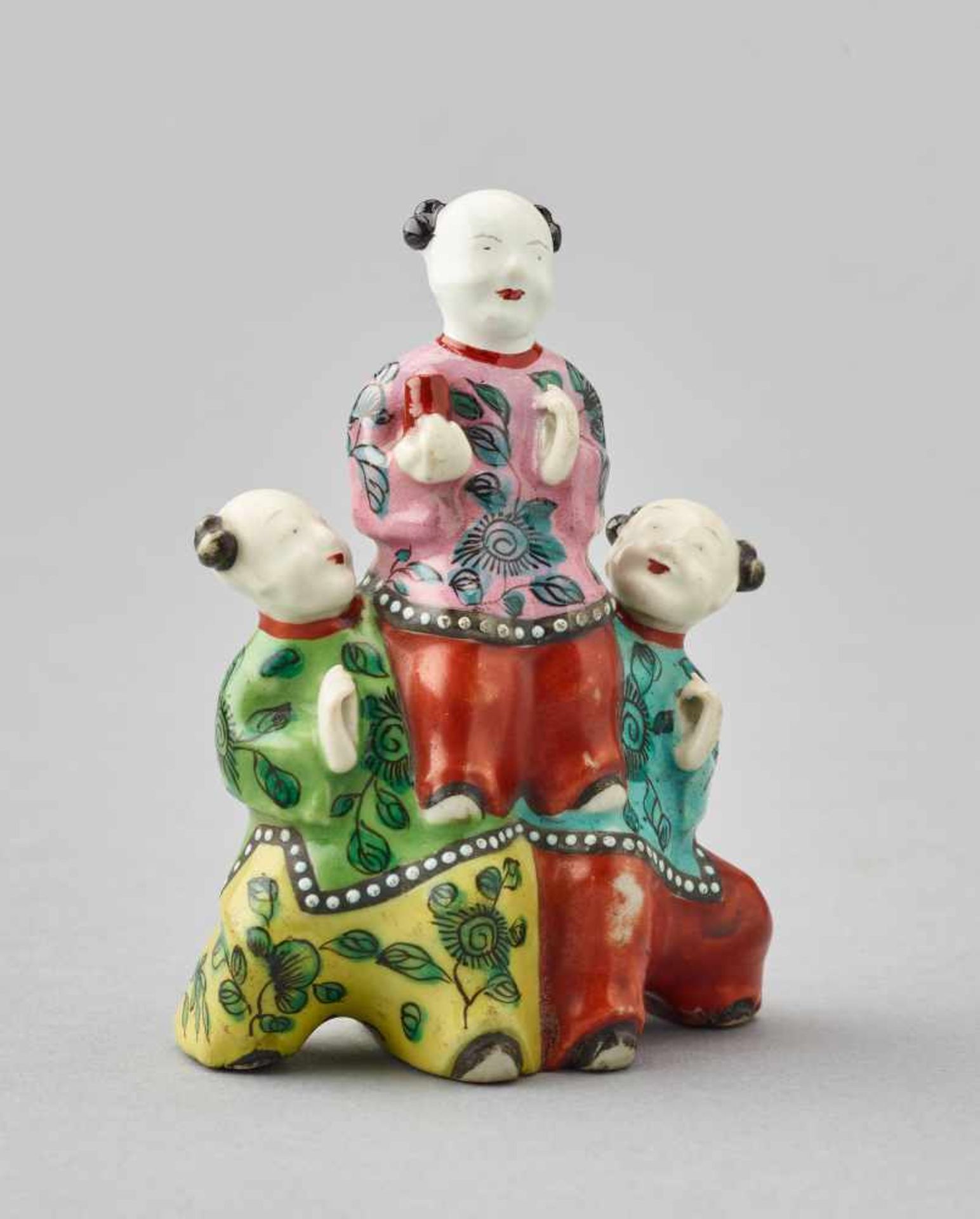 A DELICATE FAMILLE ROSE PORCELAIN GROUP OF CHILDREN, QING DYNASTYPorcelain with overglaze enamels - Bild 3 aus 6