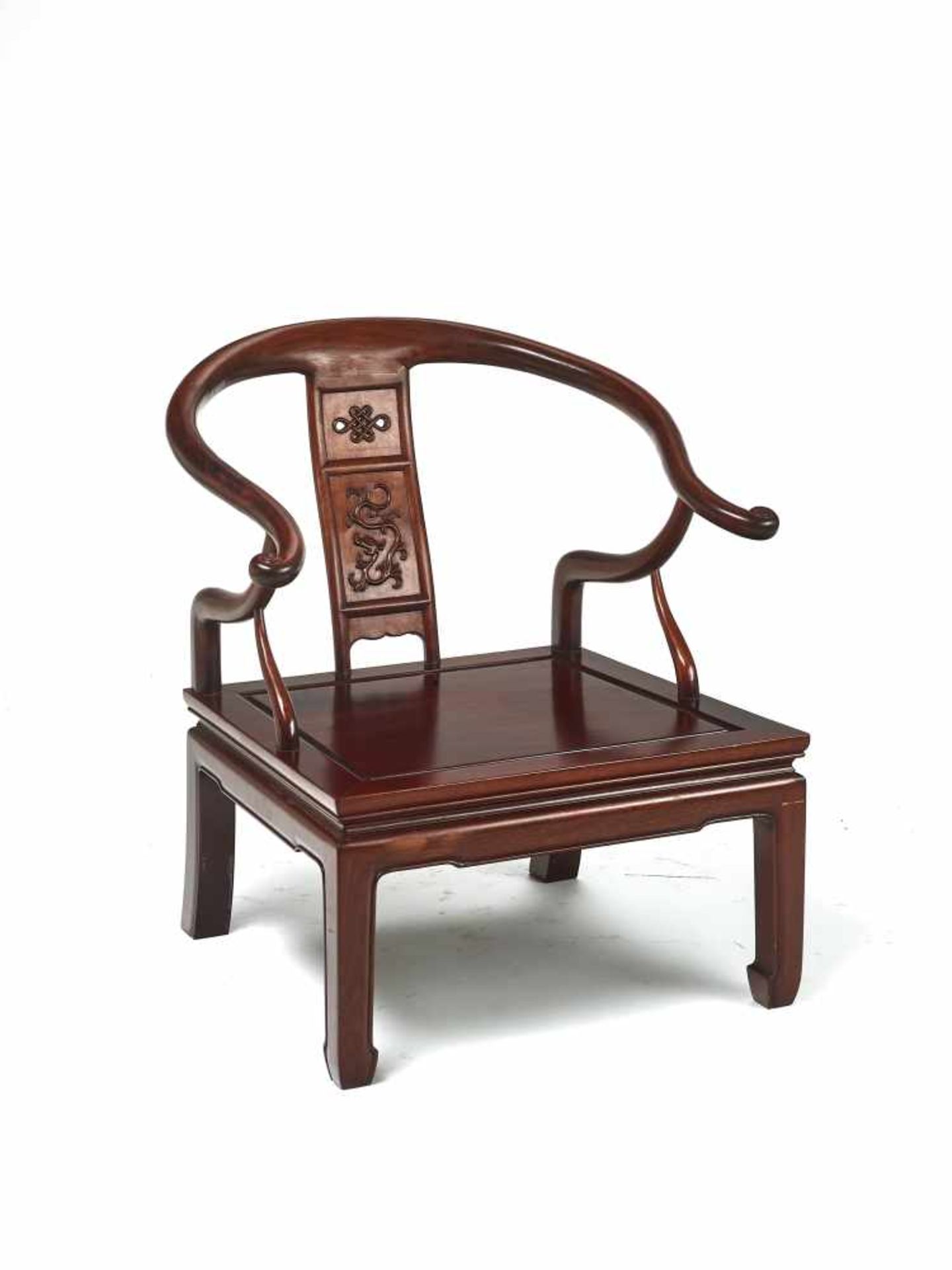 A CHINESE ‘HORSESHOE’ LOW CHAIR, LATE QING DYNASTYCarved from hardwood, possibly Huanghuali, with - Bild 5 aus 5