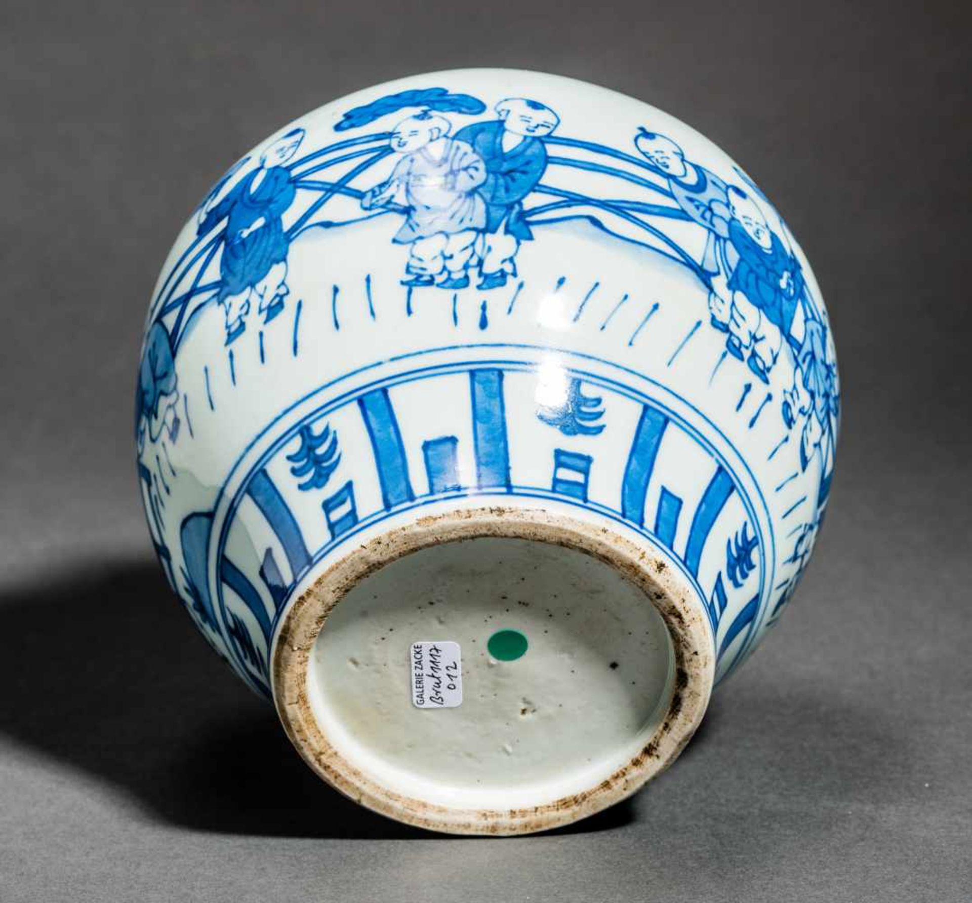 A PORCELAIN VESSEL WITH PLAYING BOYSPorcelain with blue underglaze paintingChina, Qing dynasty ( - Bild 5 aus 5