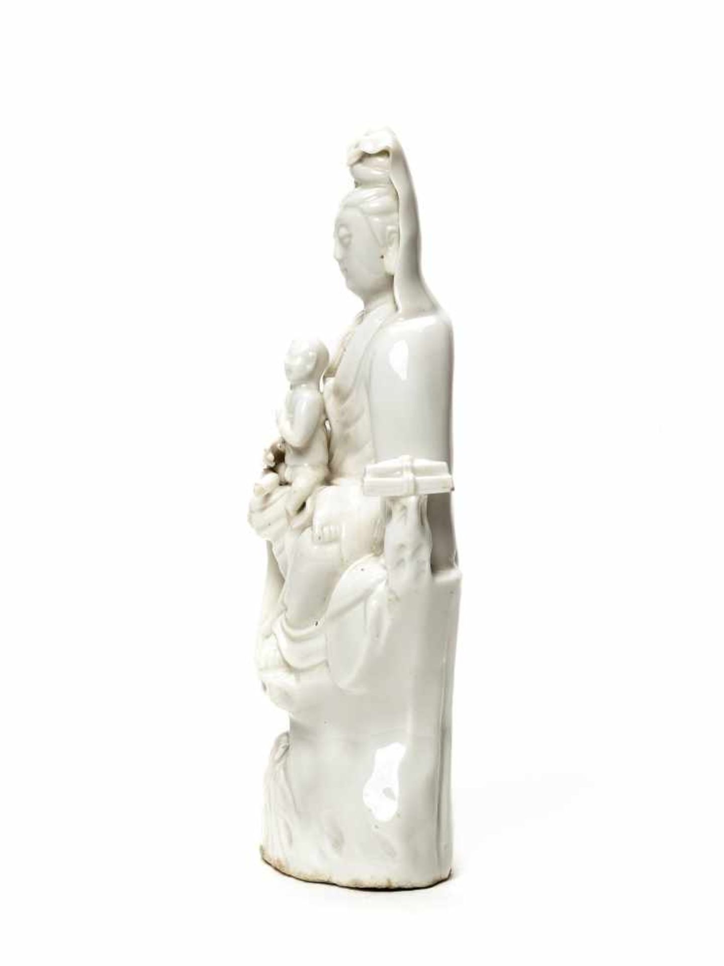 BLANC DE CHINE PORCELAIN GUANYIN WITH CHILD Blanc-de-Chine porcelainChina, late QingThe Buddhist - Bild 3 aus 4