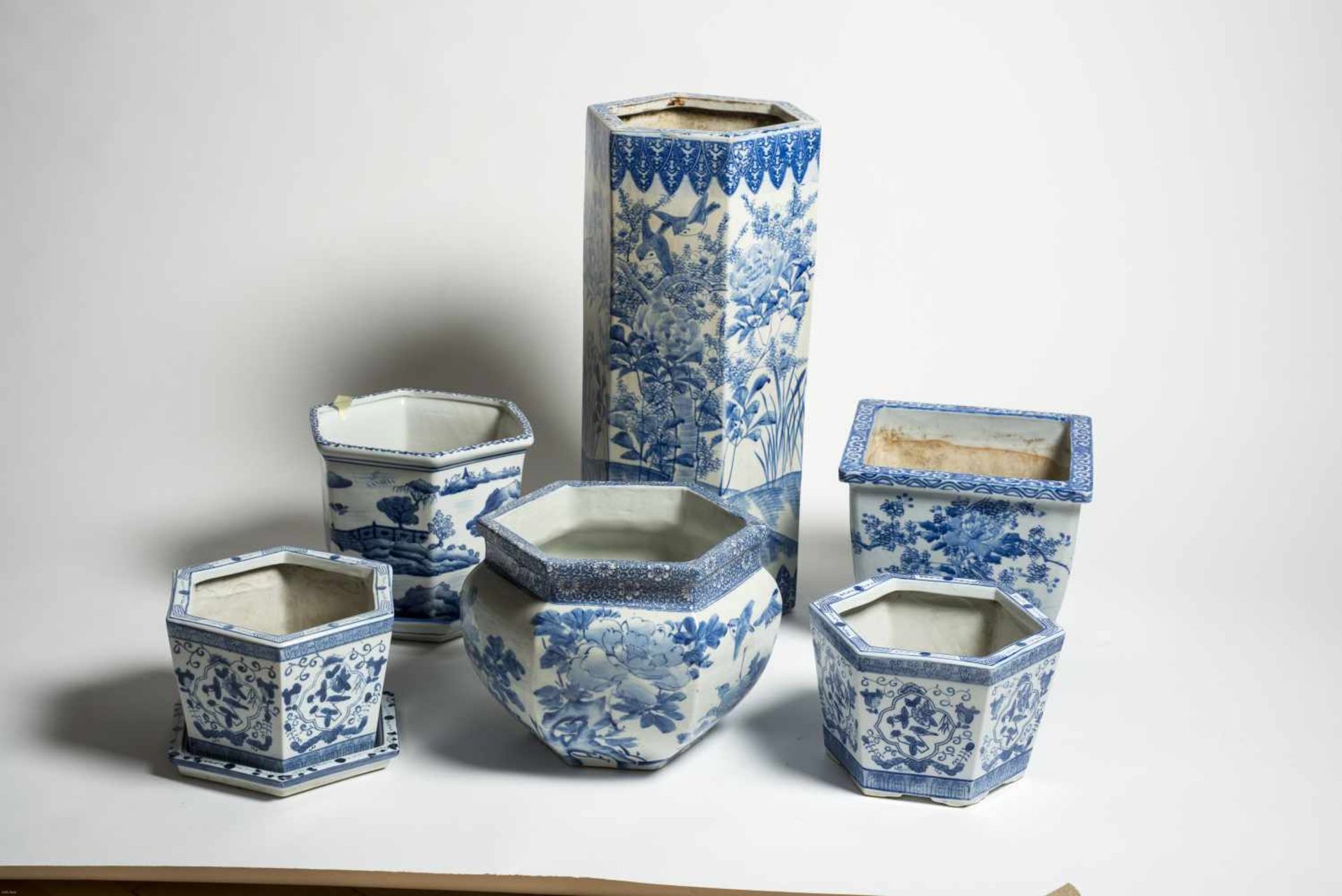 A GROUP OF FIVE BLUE AND WHITE POCELAIN VESSELS – 20th CENTURYBlue and white porcelainChina, 20th