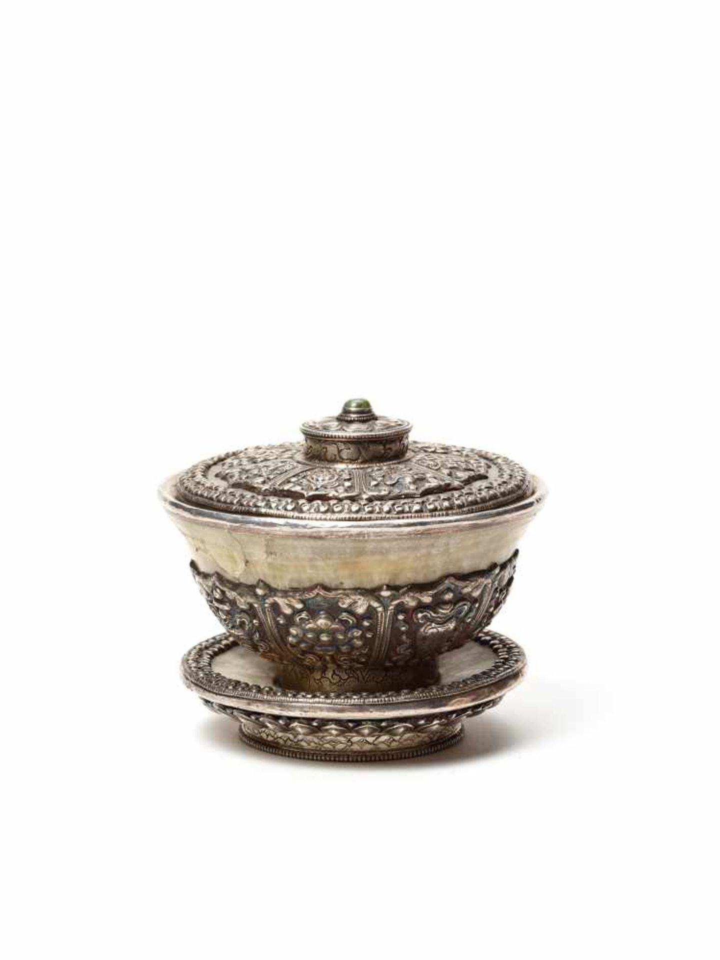 A FINE TIBETAN BUDDHIST SILVER TEA BOWL, 19TH CENTURYThe marble vessel retaining its matching lid - Image 2 of 4