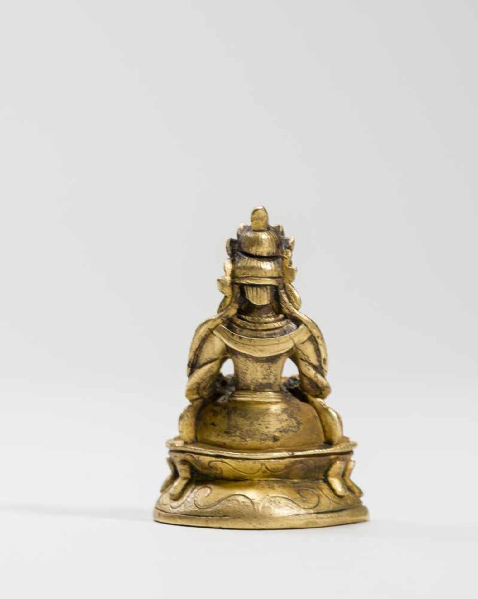 A SINO-TIBETAN FIRE-GILT MINIATURE BRONZE OF BUDDHA AMITAYUS, 18TH-19TH CENTURYFire-gilt - Image 4 of 7