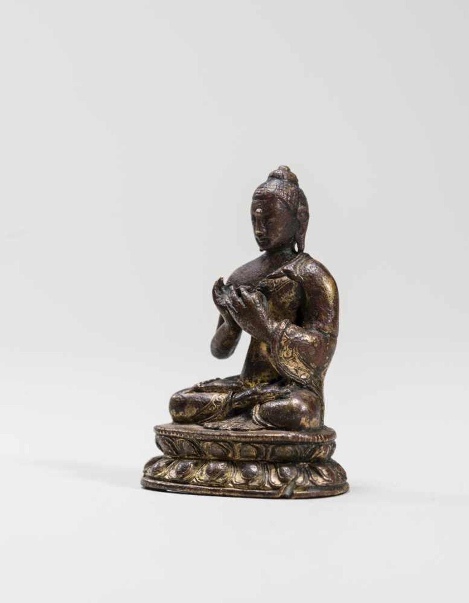 A MINIATURE BRONZE OF BUDDHA SHAKYAMUNI, 18TH-19TH CENTURYBronze with gildingTibet, 18th to 19th - Bild 2 aus 7