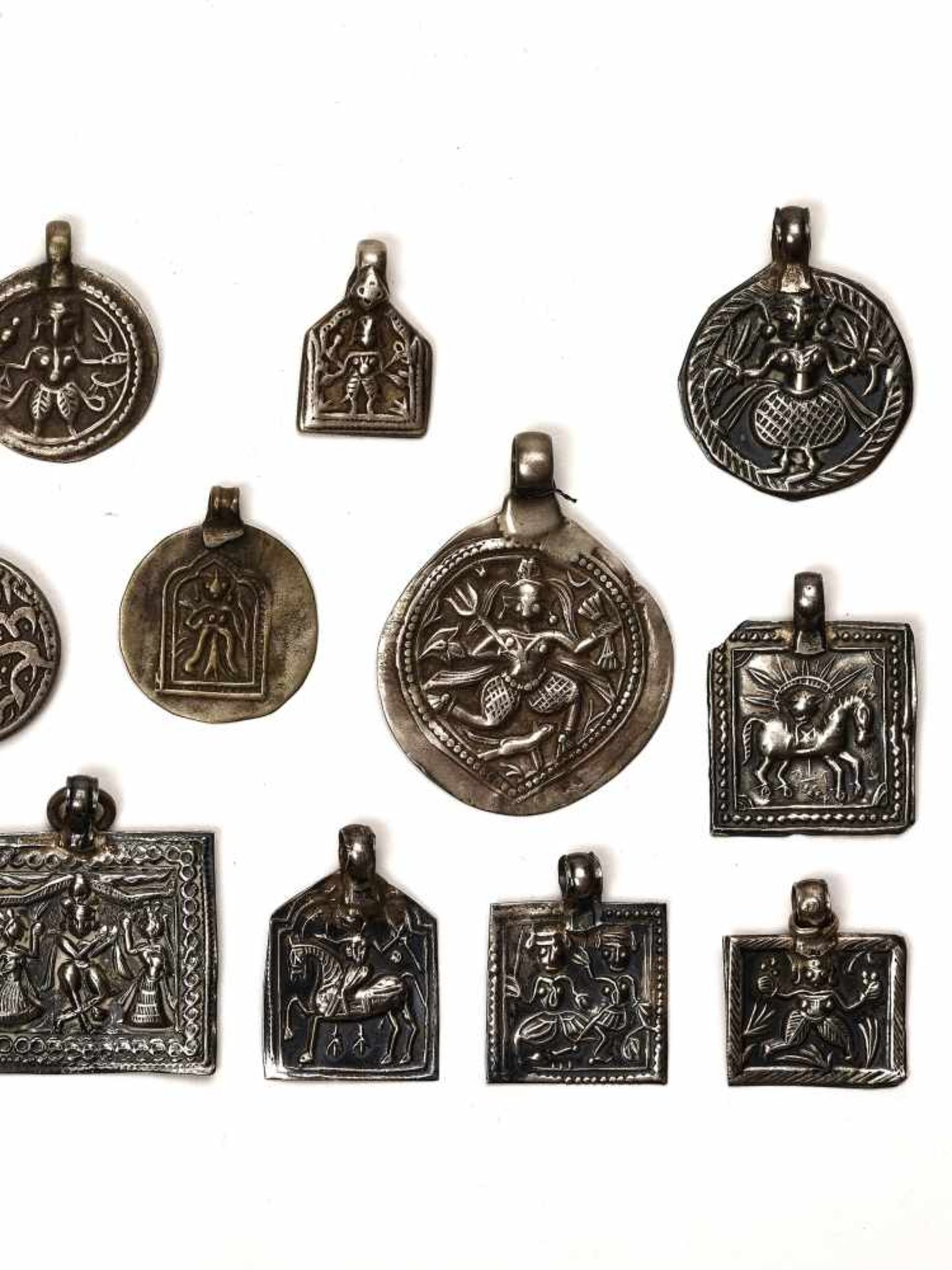 LOT WITH 16 SILVER / METAL AMULETS – INDIA 18th - 19th CENTURY Silver and metal India, 18th – 19th - Bild 3 aus 4