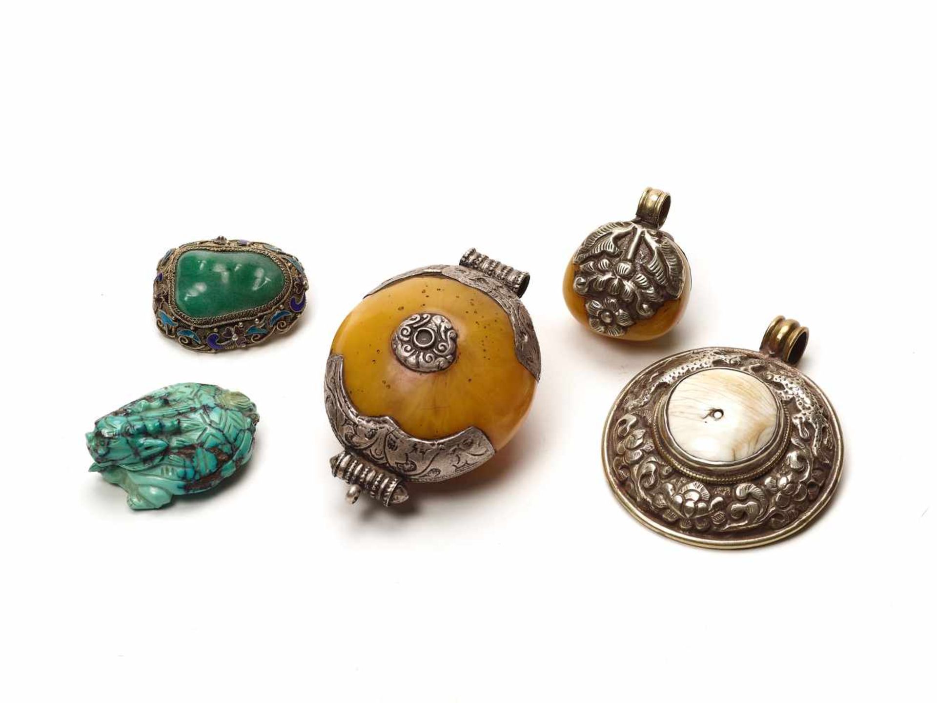 A MIXED LOT OF TIBETAN JEWELRYSilver, egg-yolk amber, shell and chrysopraseTibet, 19th centuryThe