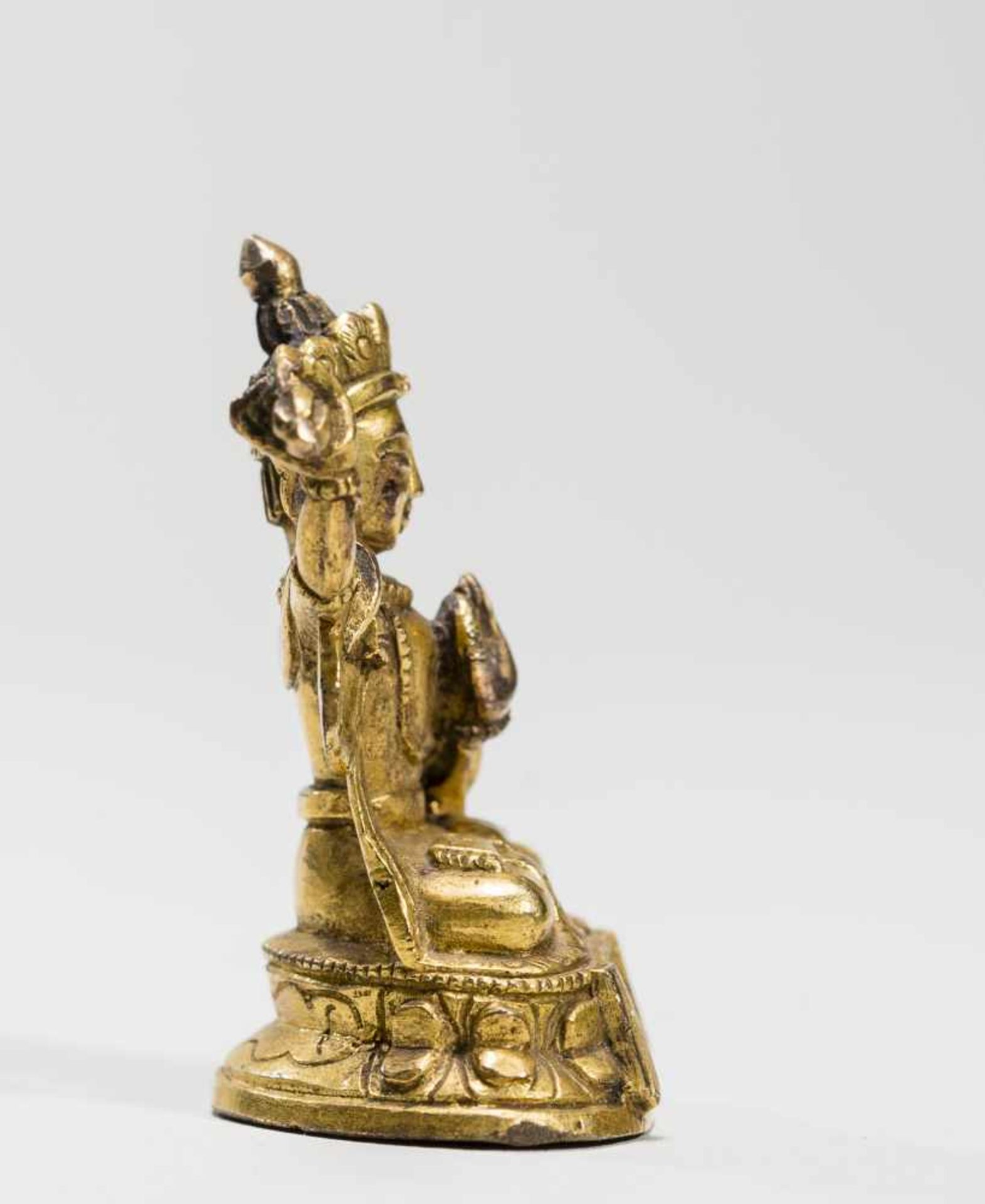 A SINO-TIBETAN FIRE-GILT MINIATURE BRONZE OF MANJUSHRI, 18TH-19TH CENTURYFire-gilt bronzeTibet, 18th - Bild 5 aus 7