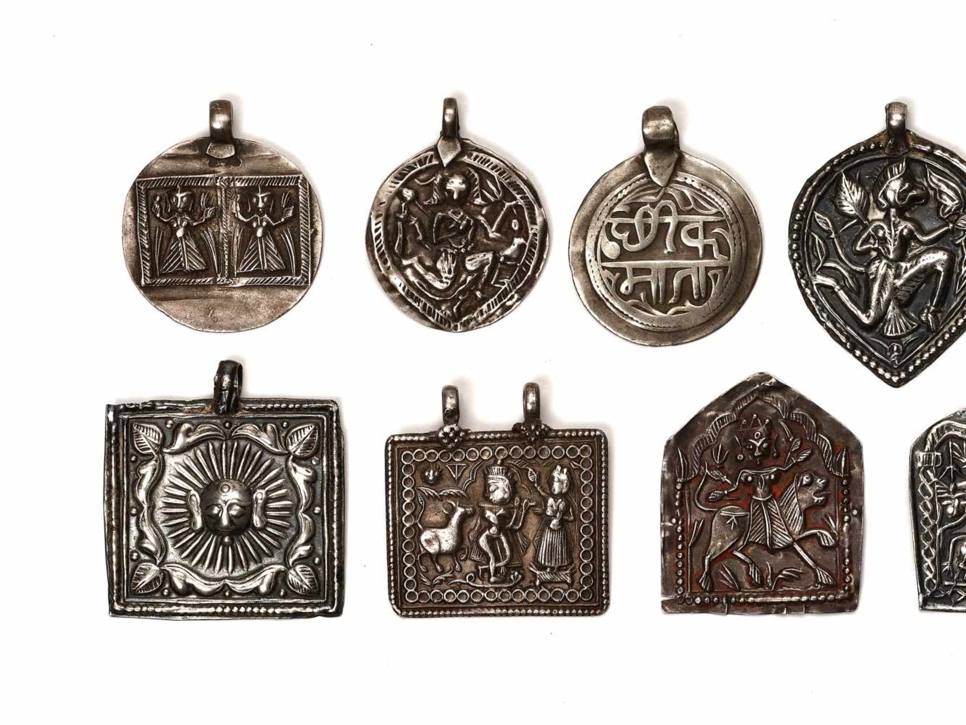 LOT WITH 12 SILVER AMULETS – INDIA 18th - 19th CENTURY Silver, some marked, some with remnants of - Bild 2 aus 4