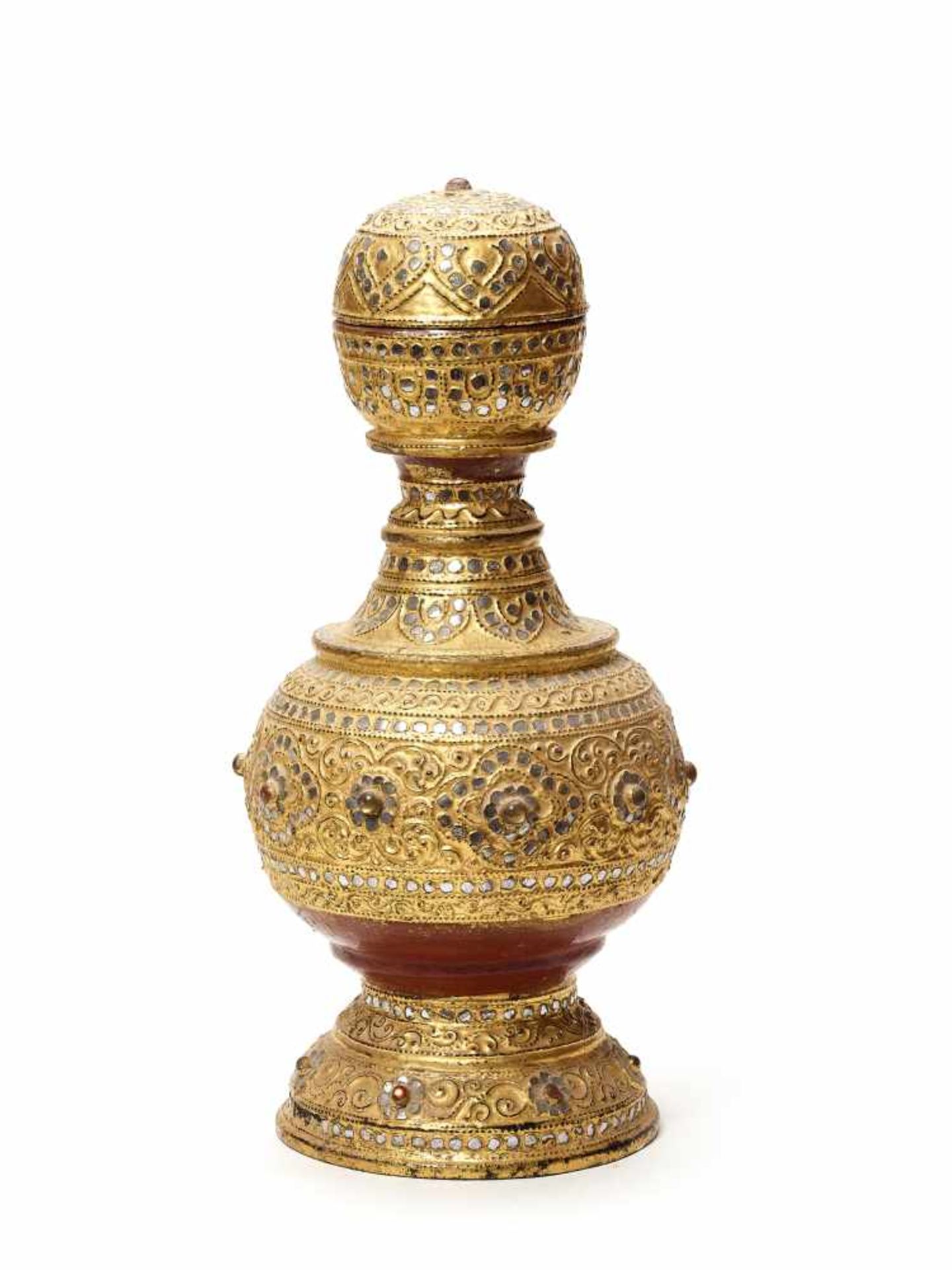 A BURMESE MANDALAY-STYLE LACQUER GILT WOOD LIDDED VESSEL IN THE SHAPE OF A PAGODAWood, gold and - Image 2 of 5