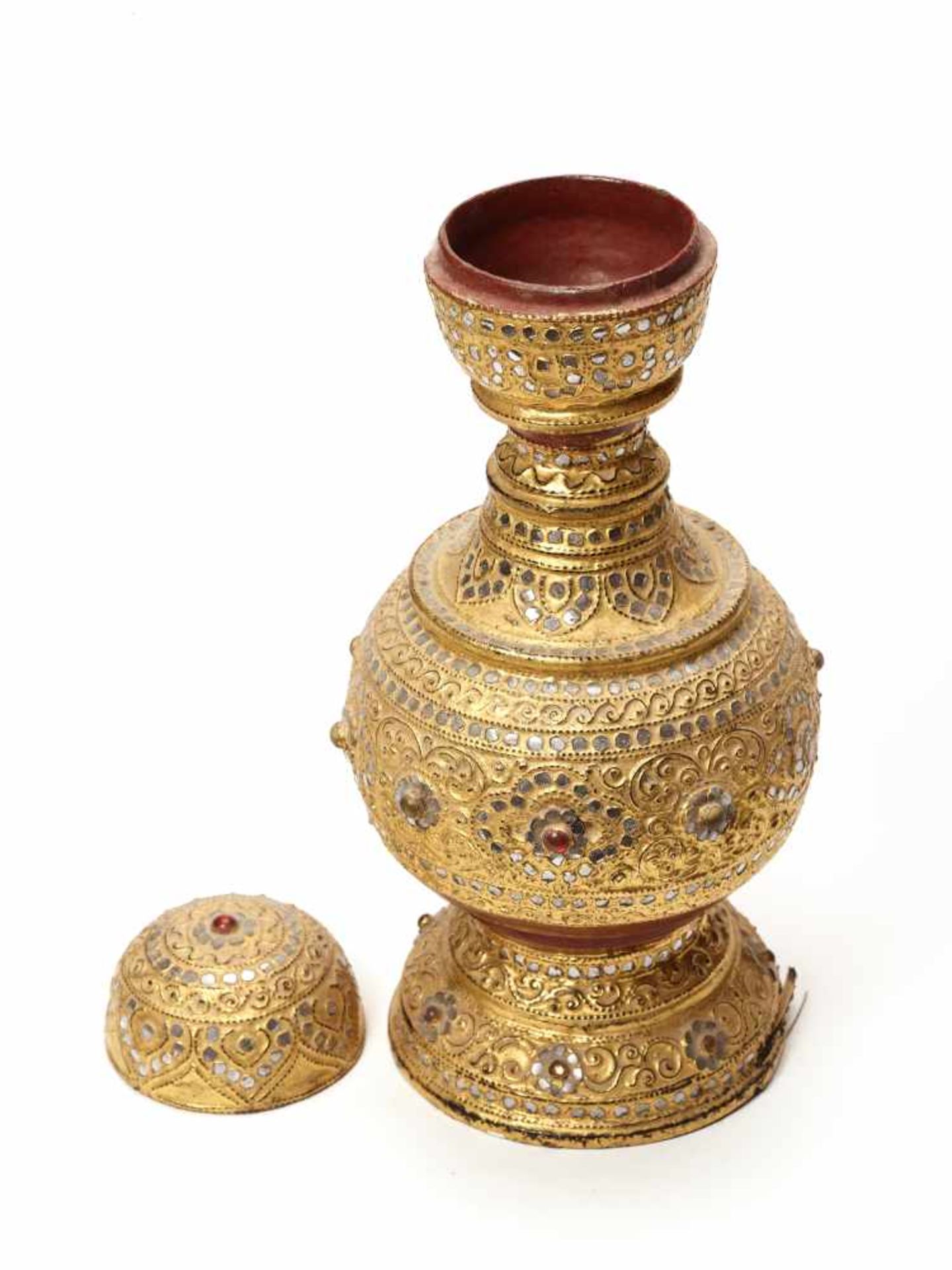 A BURMESE MANDALAY-STYLE LACQUER GILT WOOD LIDDED VESSEL IN THE SHAPE OF A PAGODAWood, gold and - Image 4 of 5