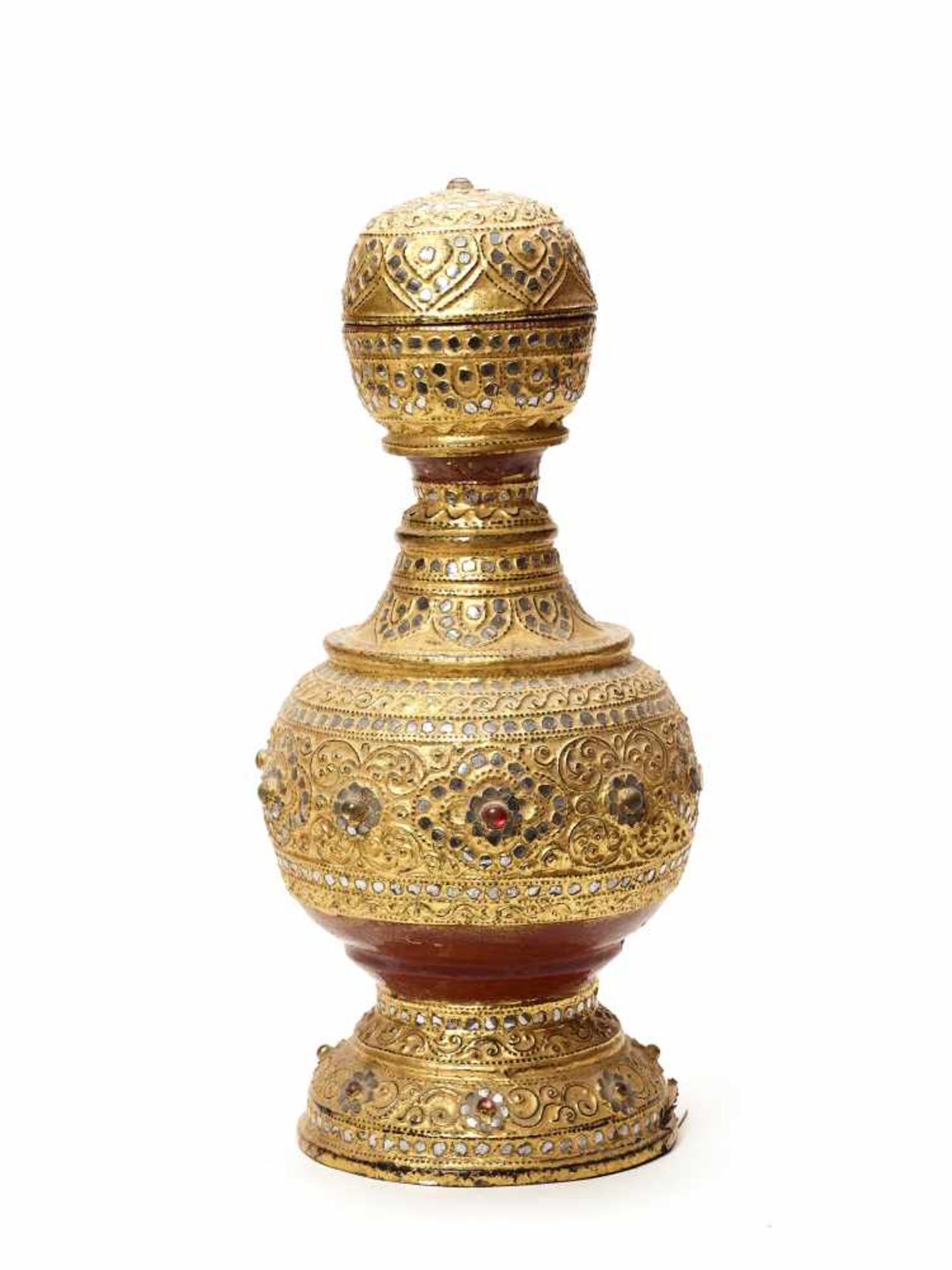 A BURMESE MANDALAY-STYLE LACQUER GILT WOOD LIDDED VESSEL IN THE SHAPE OF A PAGODAWood, gold and - Image 3 of 5