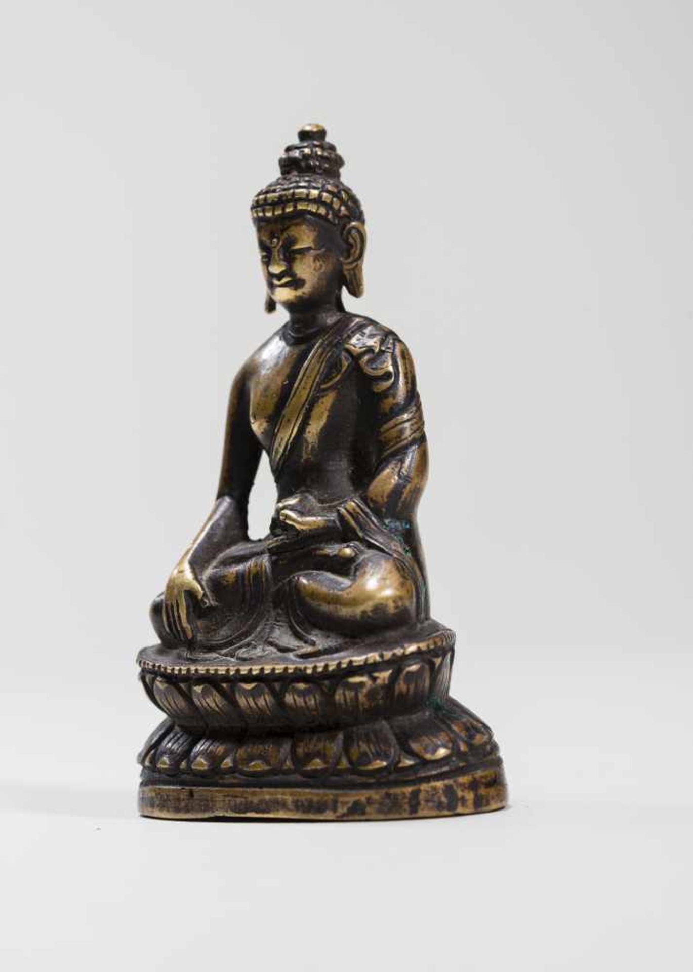 A MINIATURE BRONZE OF BUDDHA SHAKYAMUNI, 18TH-19TH CENTURYBronze Tibet, 18th to 19th centuryBuddha - Bild 2 aus 7