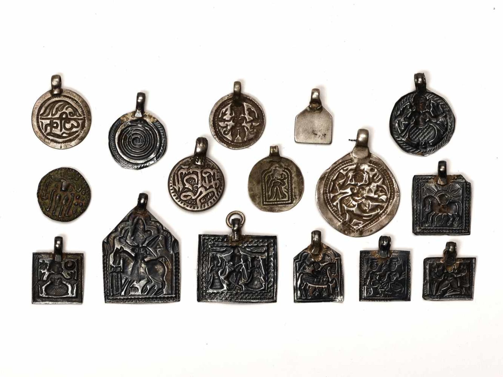 LOT WITH 16 SILVER / METAL AMULETS – INDIA 18th - 19th CENTURY Silver and metal India, 18th – 19th - Image 4 of 4