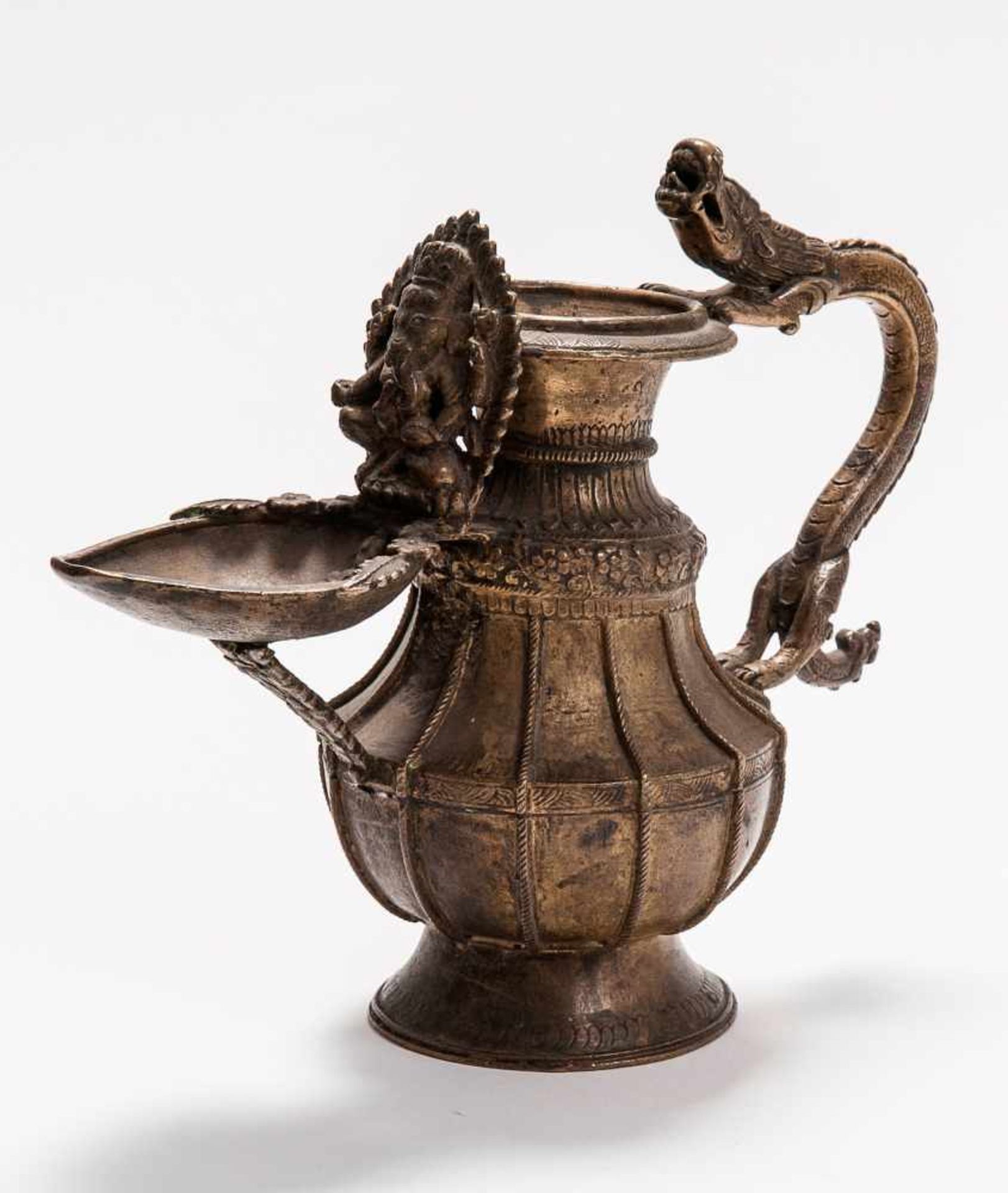 LIBATION VESSEL WITH DRAGON AND GANESHAGilt bronzeNepal/Tibet, 19th centuryAn elaborately worked and - Bild 2 aus 4