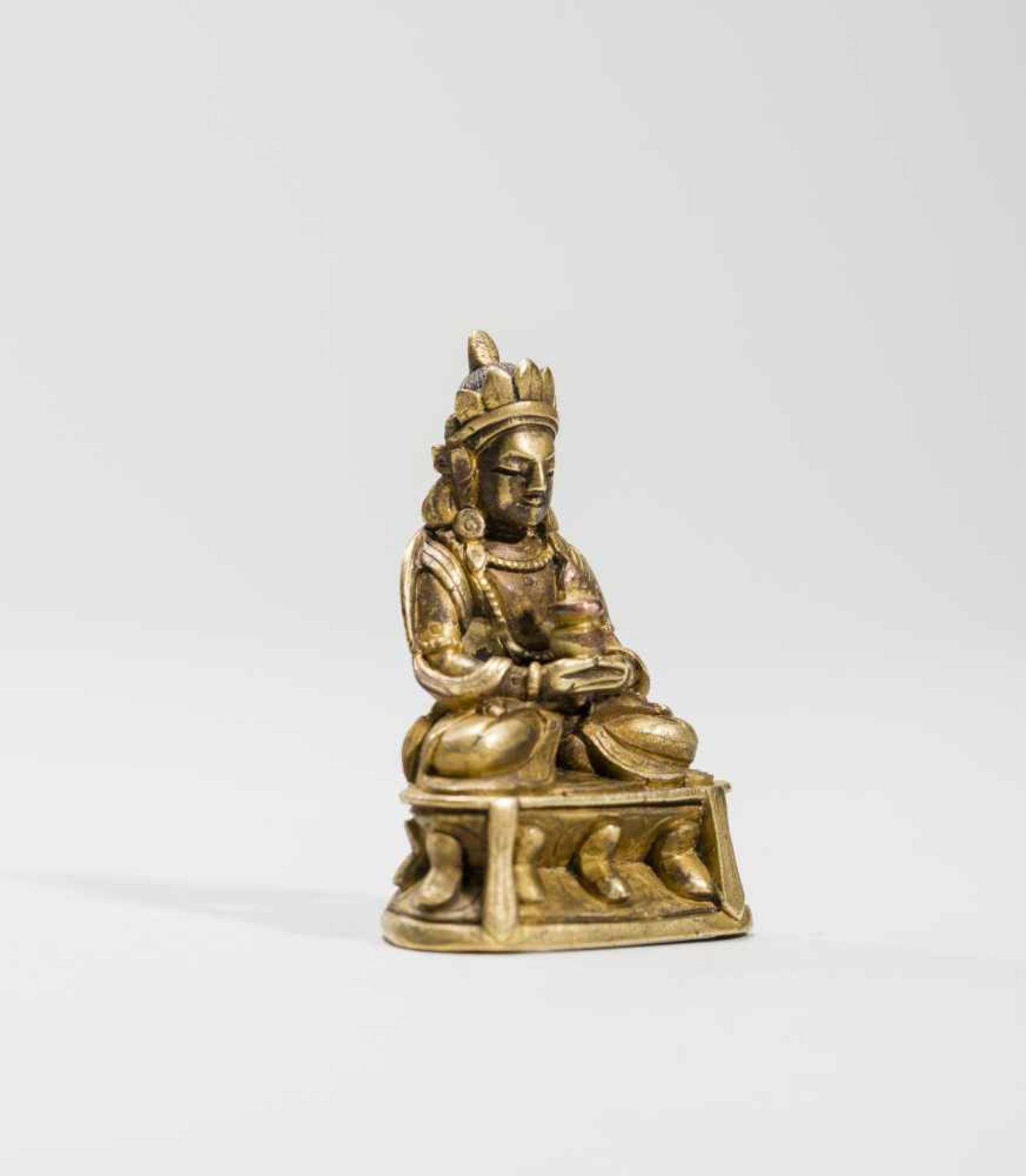 A SINO-TIBETAN FIRE-GILT MINIATURE BRONZE OF BUDDHA AMITAYUS, 18TH-19TH CENTURYFire-gilt - Image 6 of 7