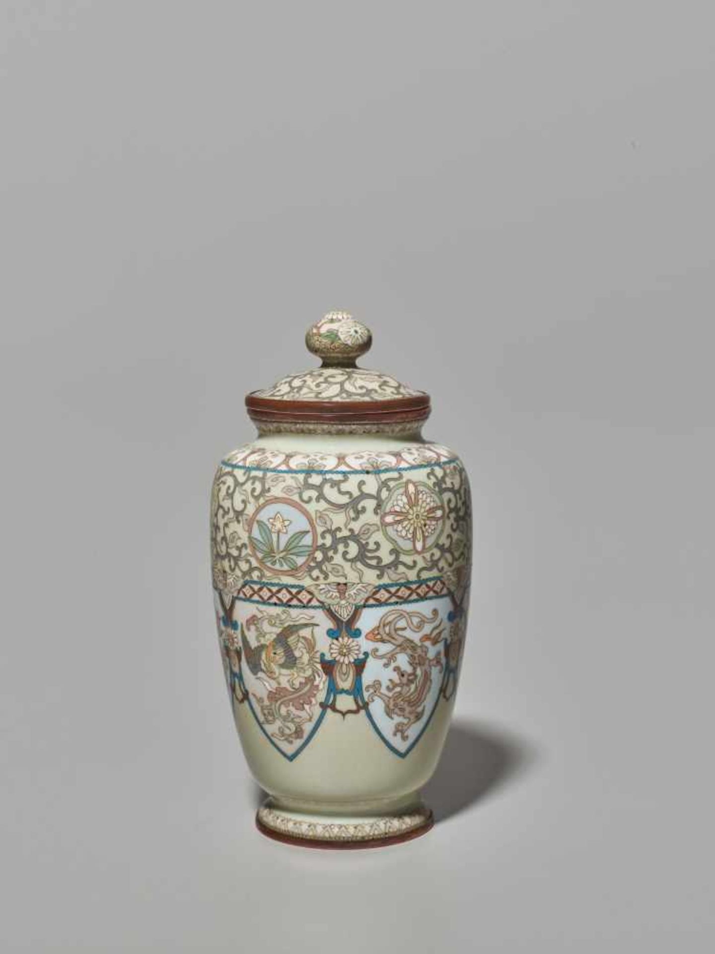 A JAPANESE CLOISONNÉ LIDDED VASE WITH A DESIGN OF PHOENIXES AND DRAGONSCloisonné with colored - Image 5 of 6
