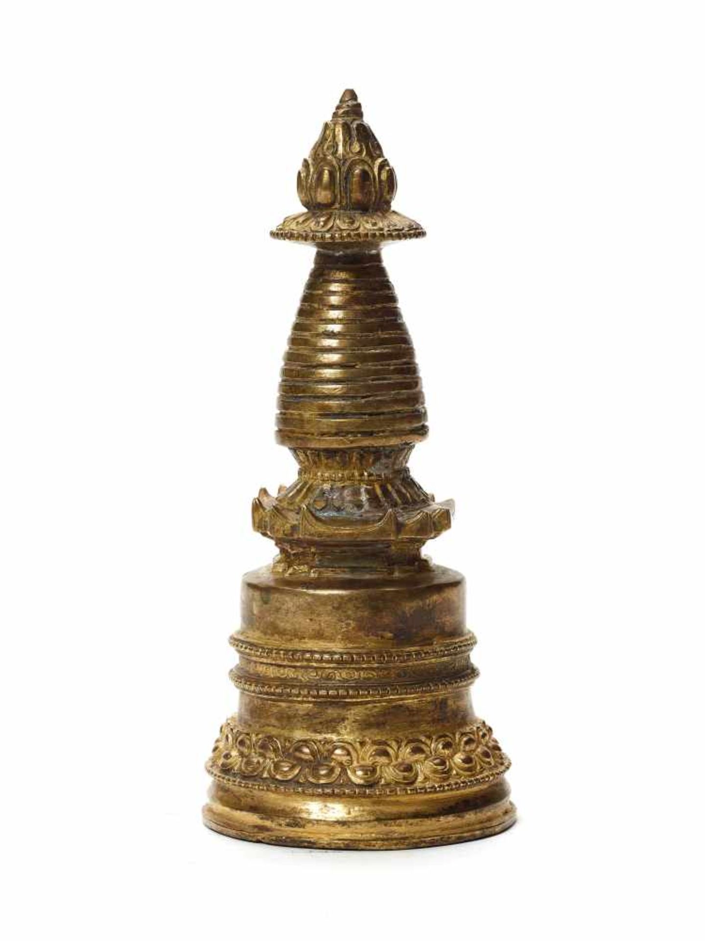 A TIBETO-CHINESE GILT BRONZE STUPA, 20th CENTURYMassively cast with some neatly incised detail work, - Bild 3 aus 5