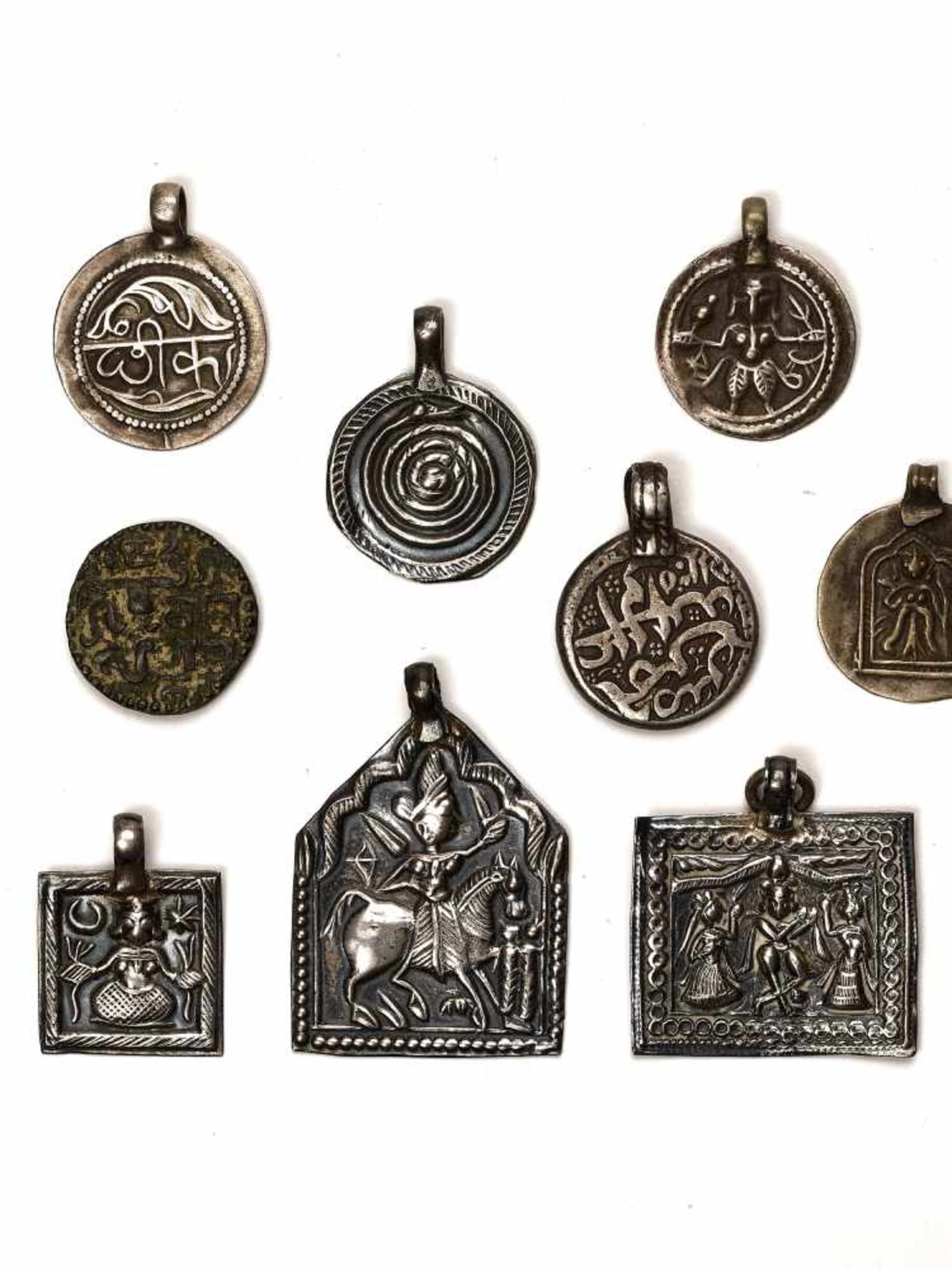 LOT WITH 16 SILVER / METAL AMULETS – INDIA 18th - 19th CENTURY Silver and metal India, 18th – 19th - Bild 2 aus 4