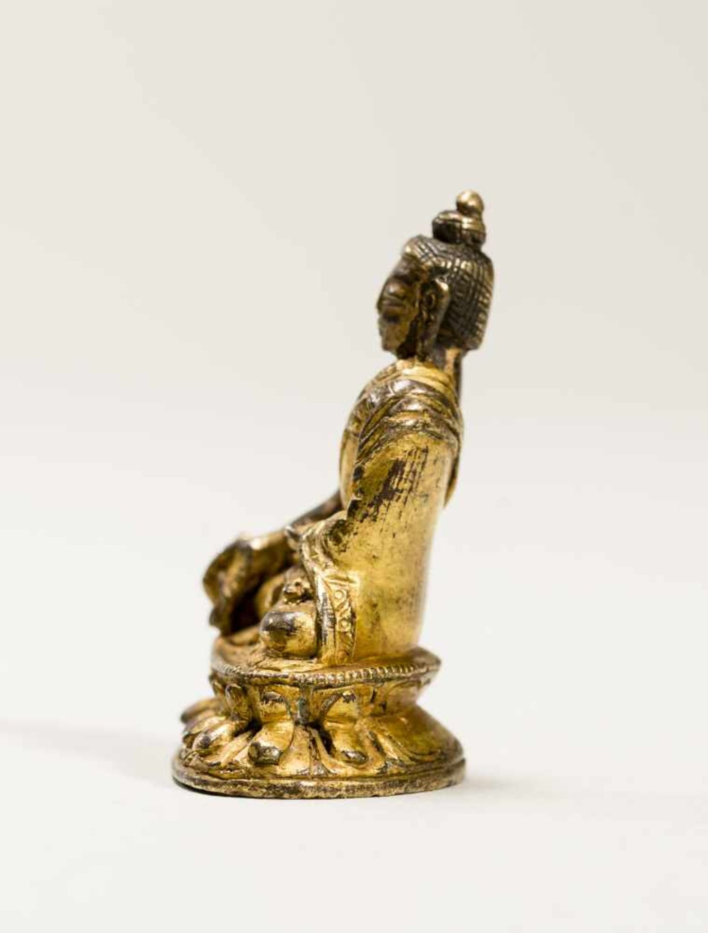 A TIBETAN MINIATURE BRONZE OF BHAISAJYAGURU, 18TH-19TH CENTURYBronze with gildingTibet, 18th to 19th - Image 3 of 6