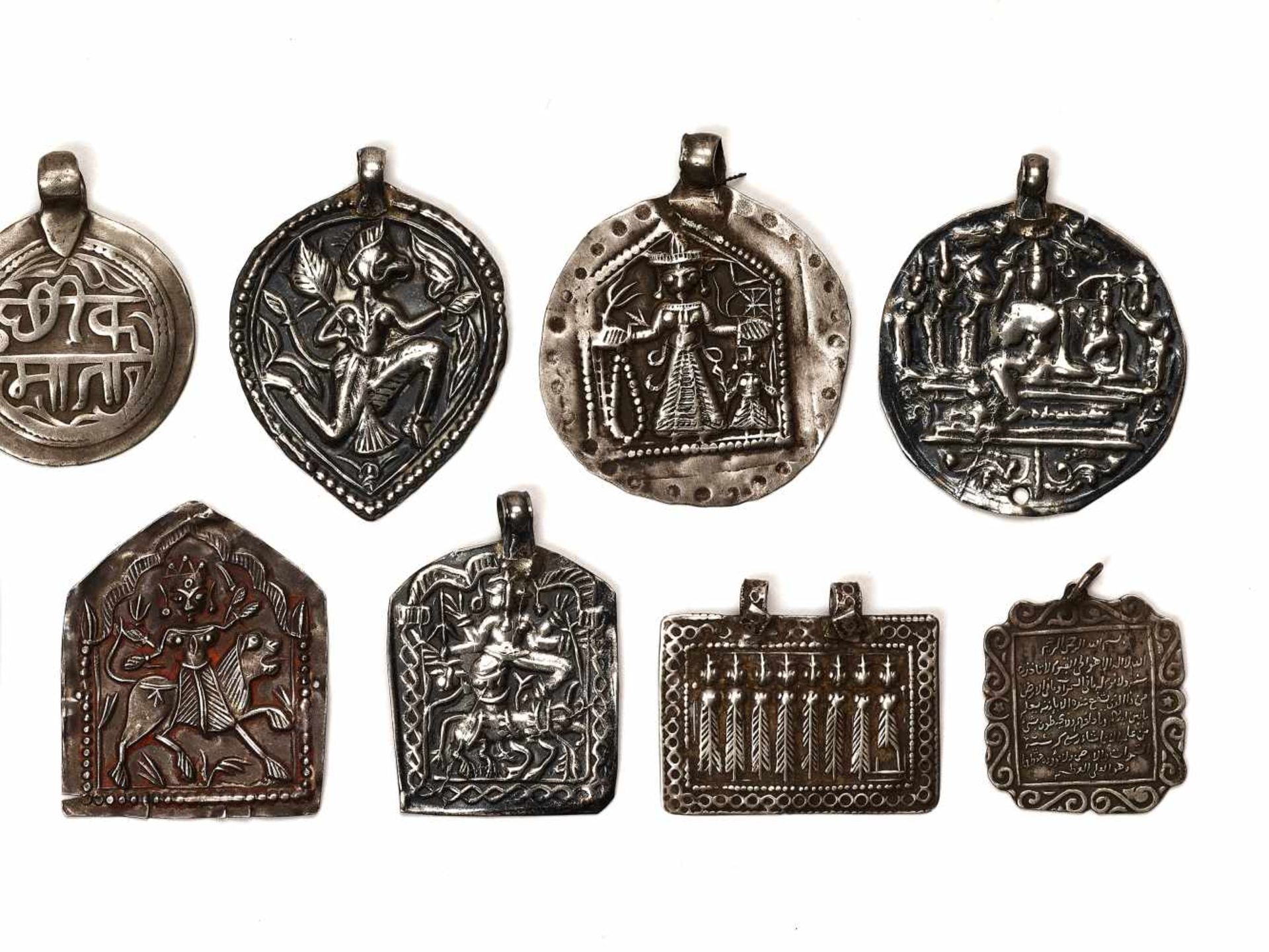 LOT WITH 12 SILVER AMULETS – INDIA 18th - 19th CENTURY Silver, some marked, some with remnants of - Bild 3 aus 4