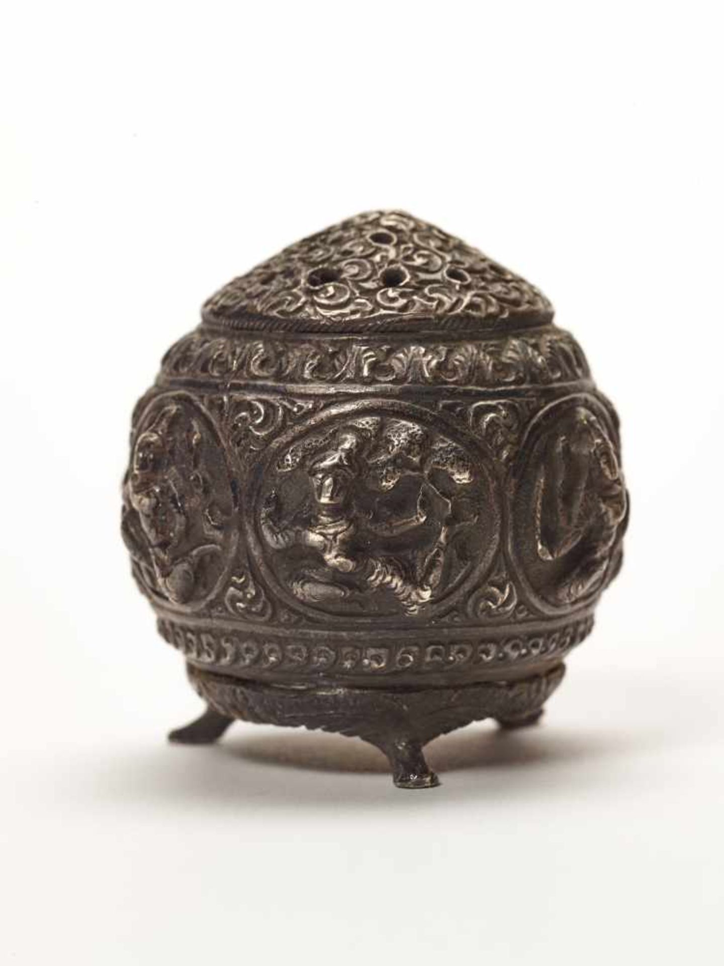 A HIMALAYAN LOT WITH A SILVER REPOUSSÉ ‘DEMON’ BOX AND A ‘SIXDEITIES’ SALT CELLARThe lidded silver - Bild 5 aus 5