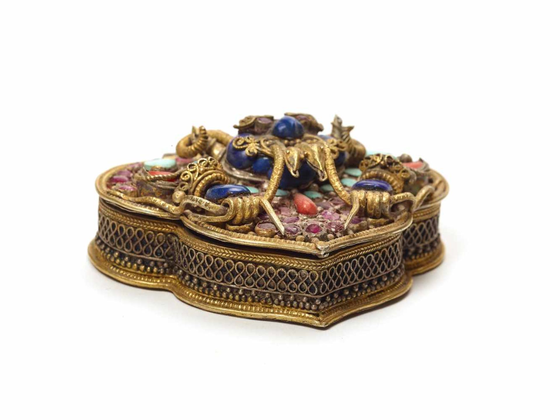 A RARE AND ORNATE GAU WITH BUDDHA AMITAYUSSilver with gilding, turquoise, lapis lazuli, rubies, - Bild 4 aus 6
