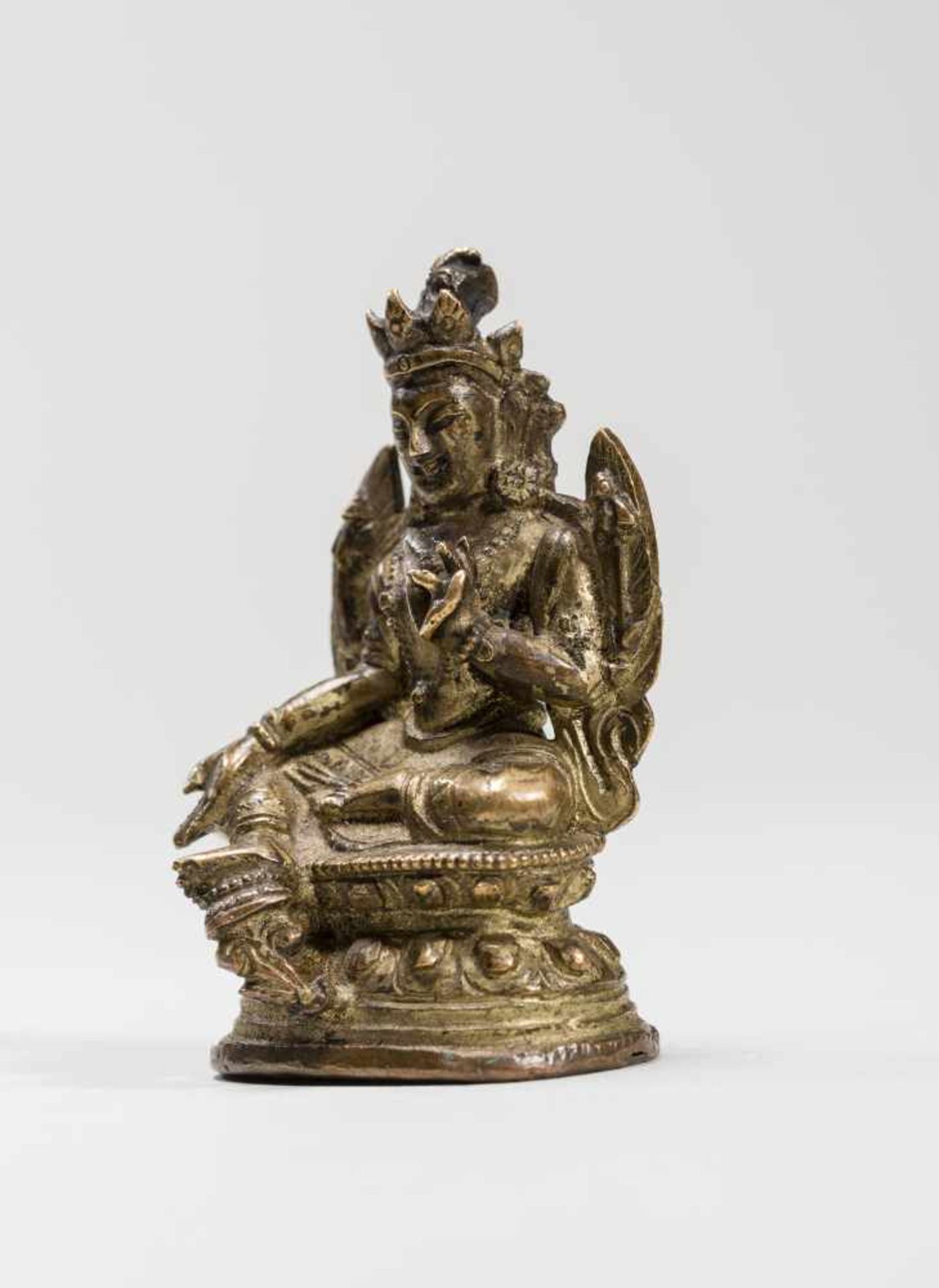 A SINO-TIBETAN MINIATURE BRONZE OF SYAMATARA, 18TH-19TH CENTURYBronzeTibet, 18th to 19th centuryThis - Image 2 of 6