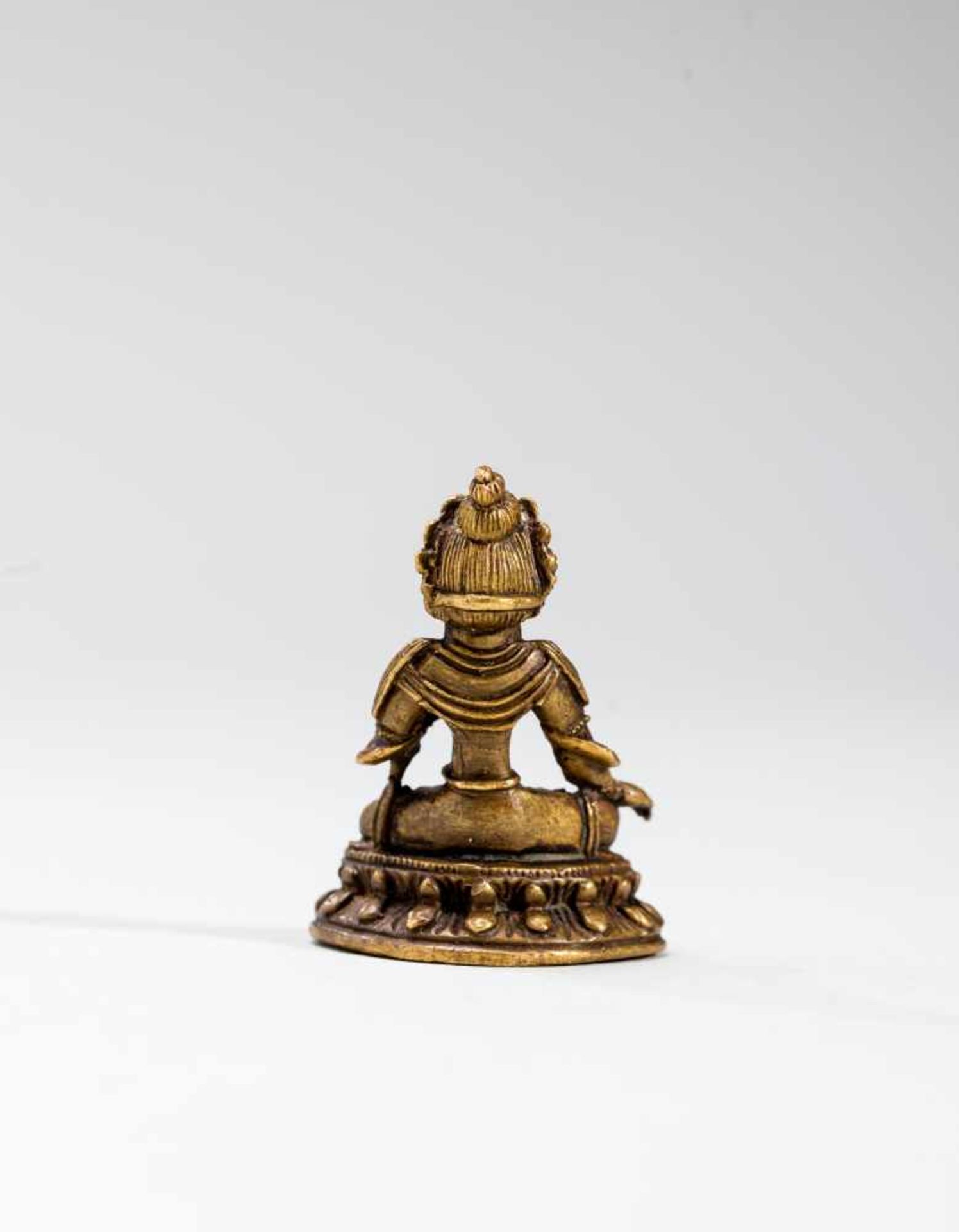 A SINO-TIBETAN MINIATURE BRONZE OF SITATARA, 18TH-19TH CENTURYBronzeTibet, 18th to 19th - Bild 4 aus 6