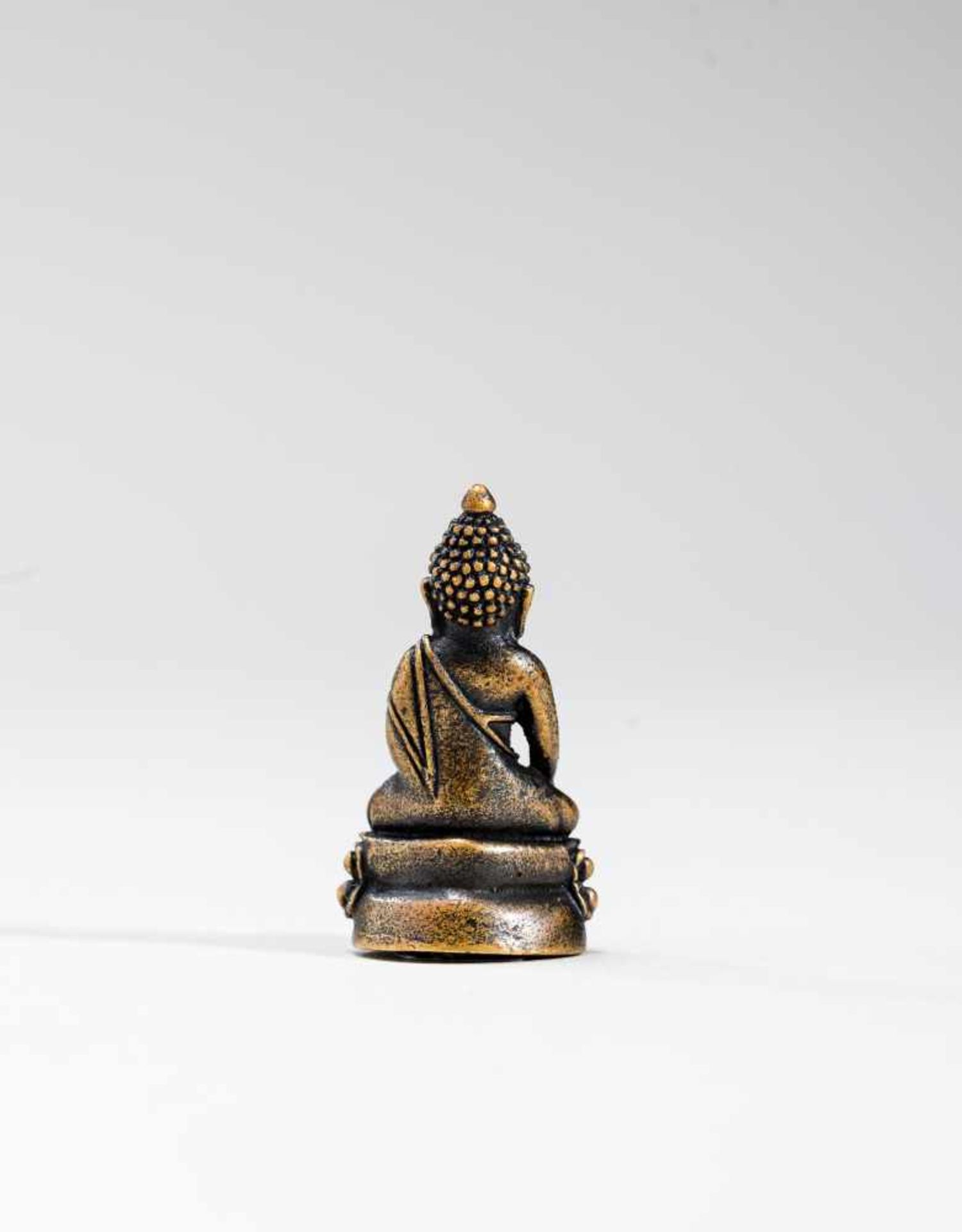 A SINO-TIBETAN MINIATURE BRONZE OF BUDDHA SHAKYAMUNI, 18TH-19TH CENTURYBronzeTibet, 18th to 19th - Bild 5 aus 7