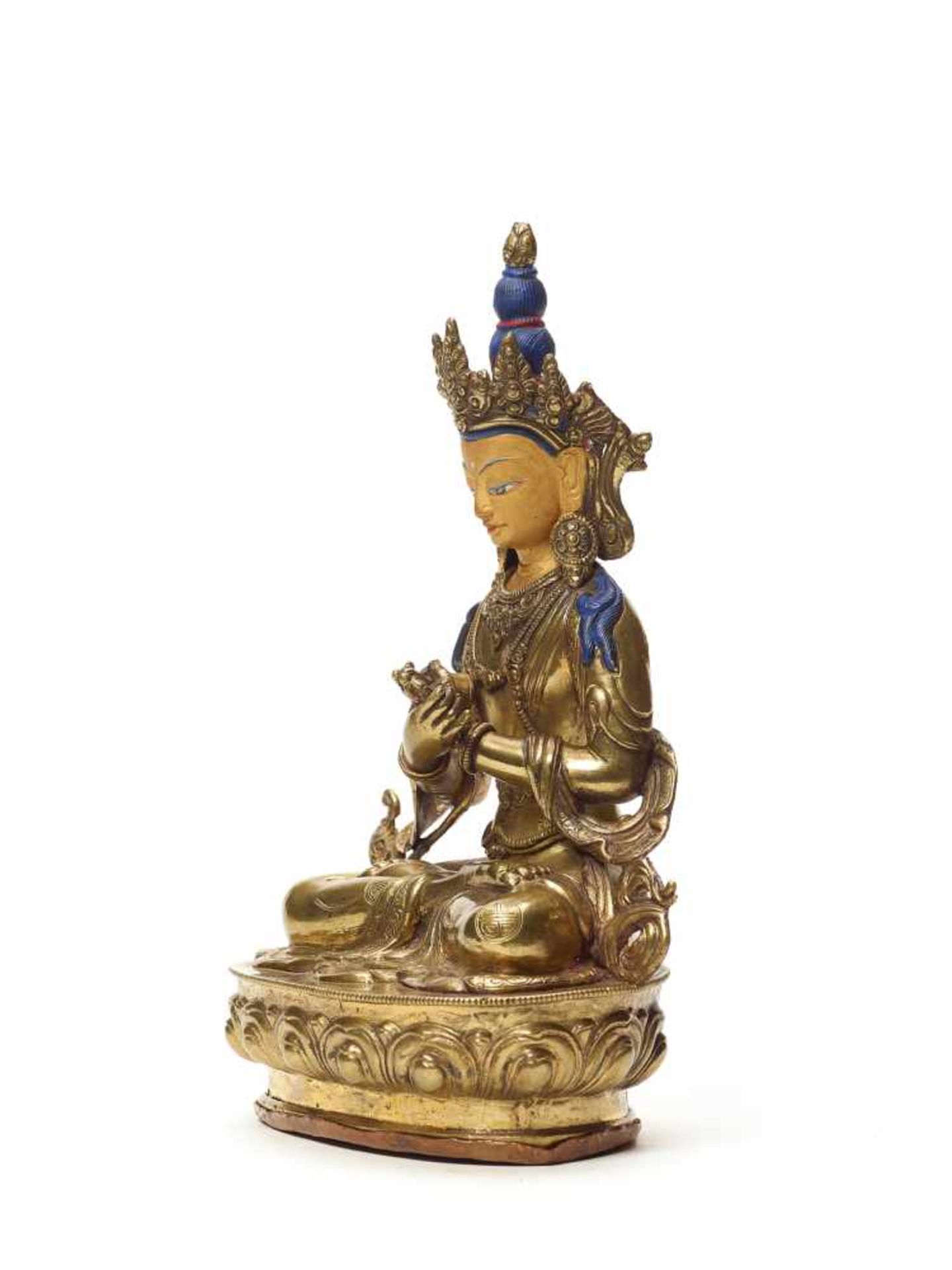 A SINO-TIBETAN GILT BRONZE OF VAJRASATTVA, 19th CENTURYGilt bronze, copper base, some cultic - Bild 3 aus 6