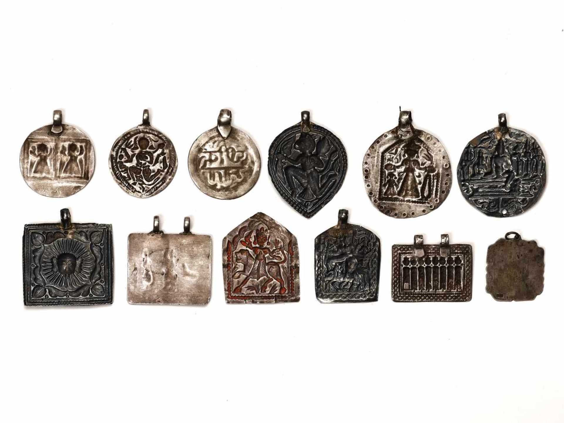 LOT WITH 12 SILVER AMULETS – INDIA 18th - 19th CENTURY Silver, some marked, some with remnants of - Bild 4 aus 4
