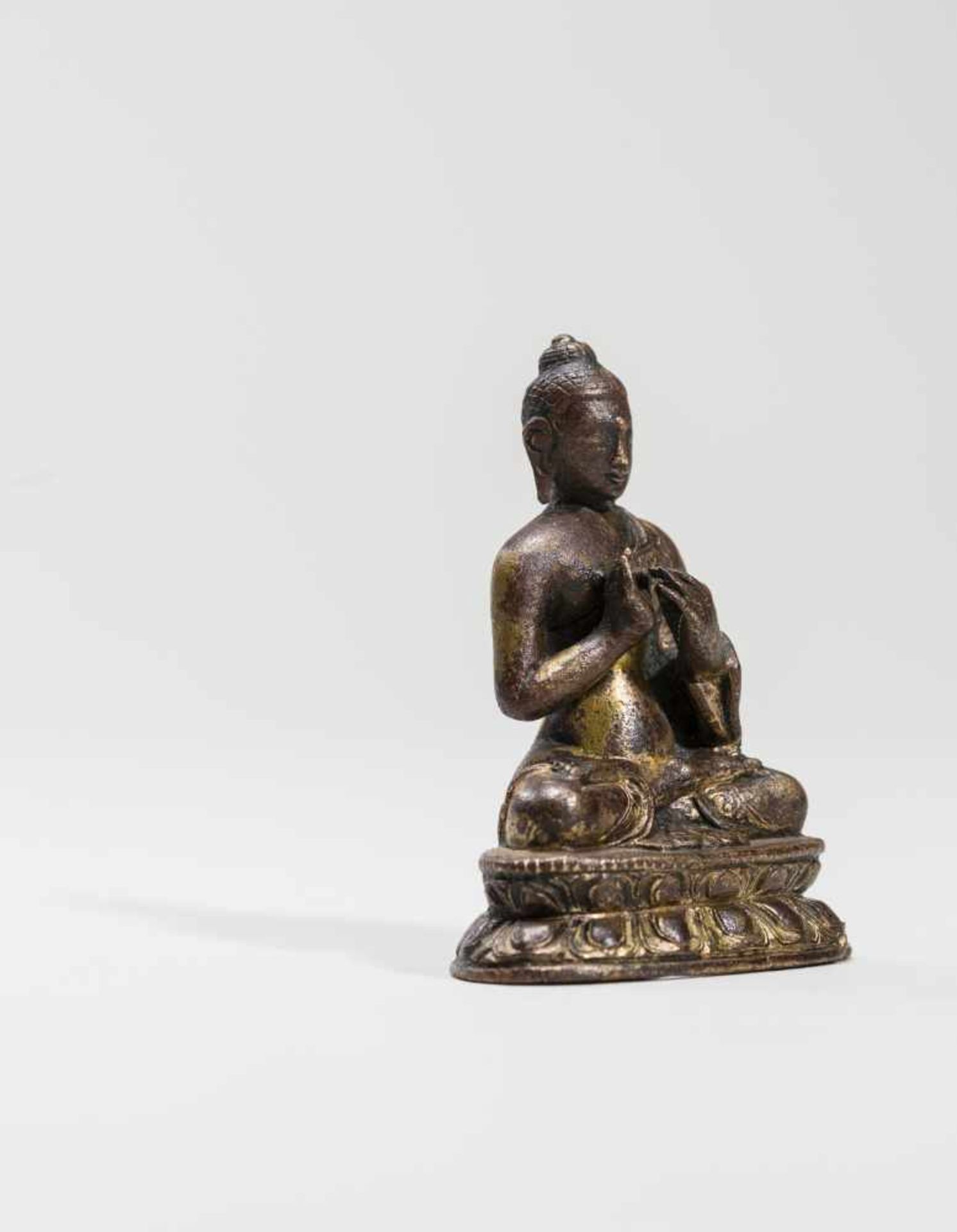 A MINIATURE BRONZE OF BUDDHA SHAKYAMUNI, 18TH-19TH CENTURYBronze with gildingTibet, 18th to 19th - Image 6 of 7