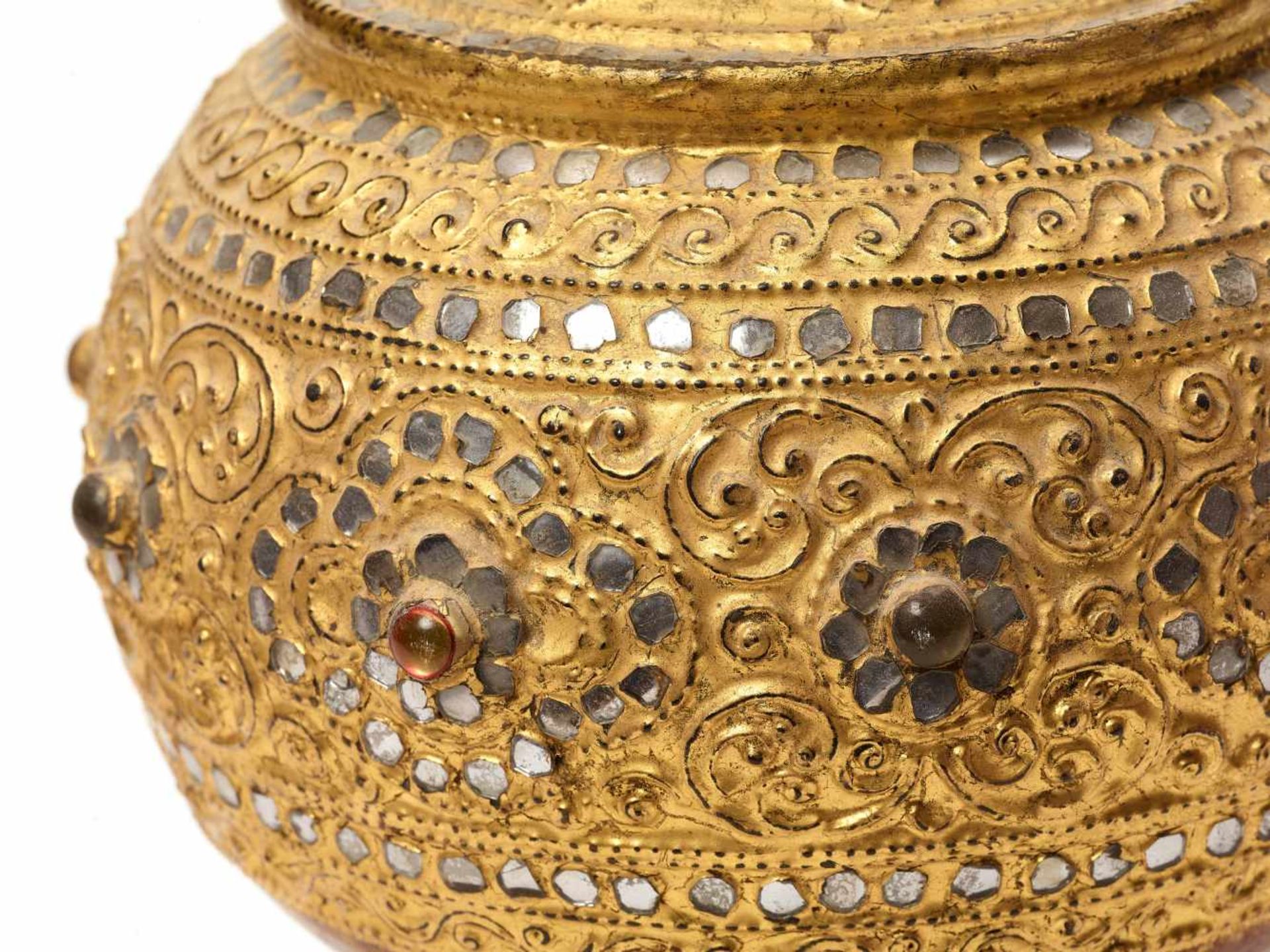 A BURMESE MANDALAY-STYLE LACQUER GILT WOOD LIDDED VESSEL IN THE SHAPE OF A PAGODAWood, gold and - Image 5 of 5