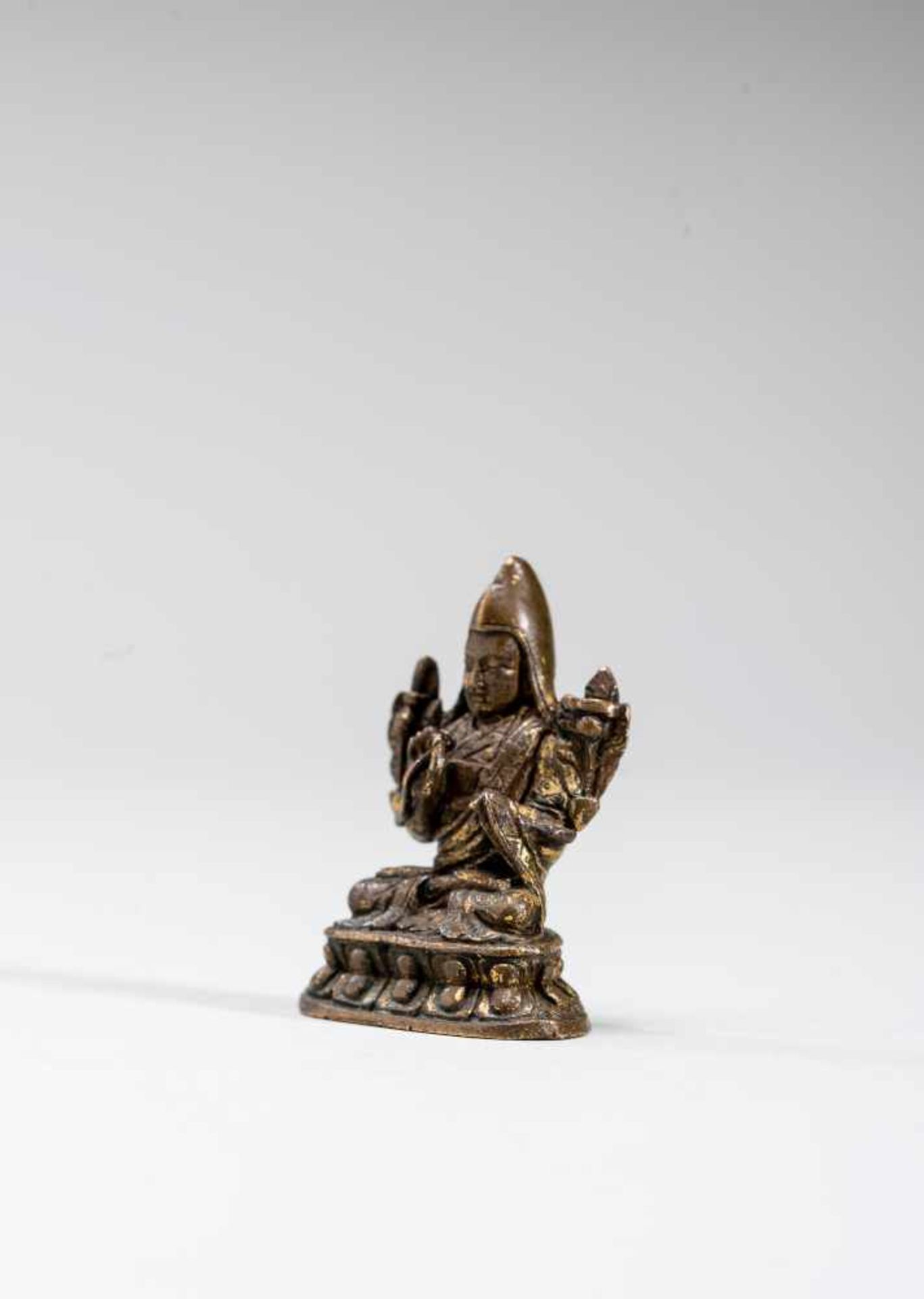 A SINO-TIBETAN MINIATURE BRONZE OF TSONGKHAPA, 18TH-19TH CENTURYBronzeTibet, 18th to 19th - Bild 2 aus 6