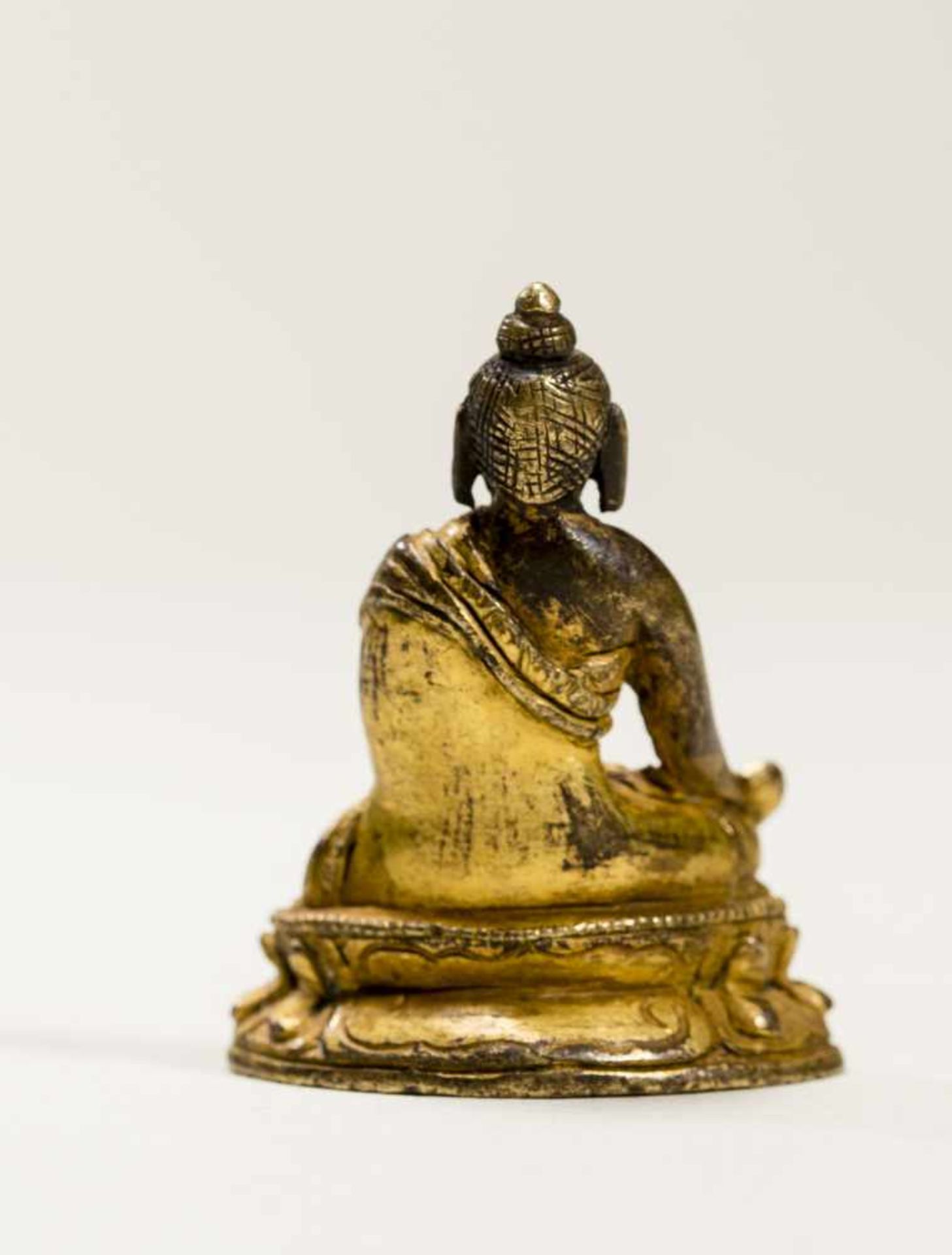 A TIBETAN MINIATURE BRONZE OF BHAISAJYAGURU, 18TH-19TH CENTURYBronze with gildingTibet, 18th to 19th - Image 4 of 6