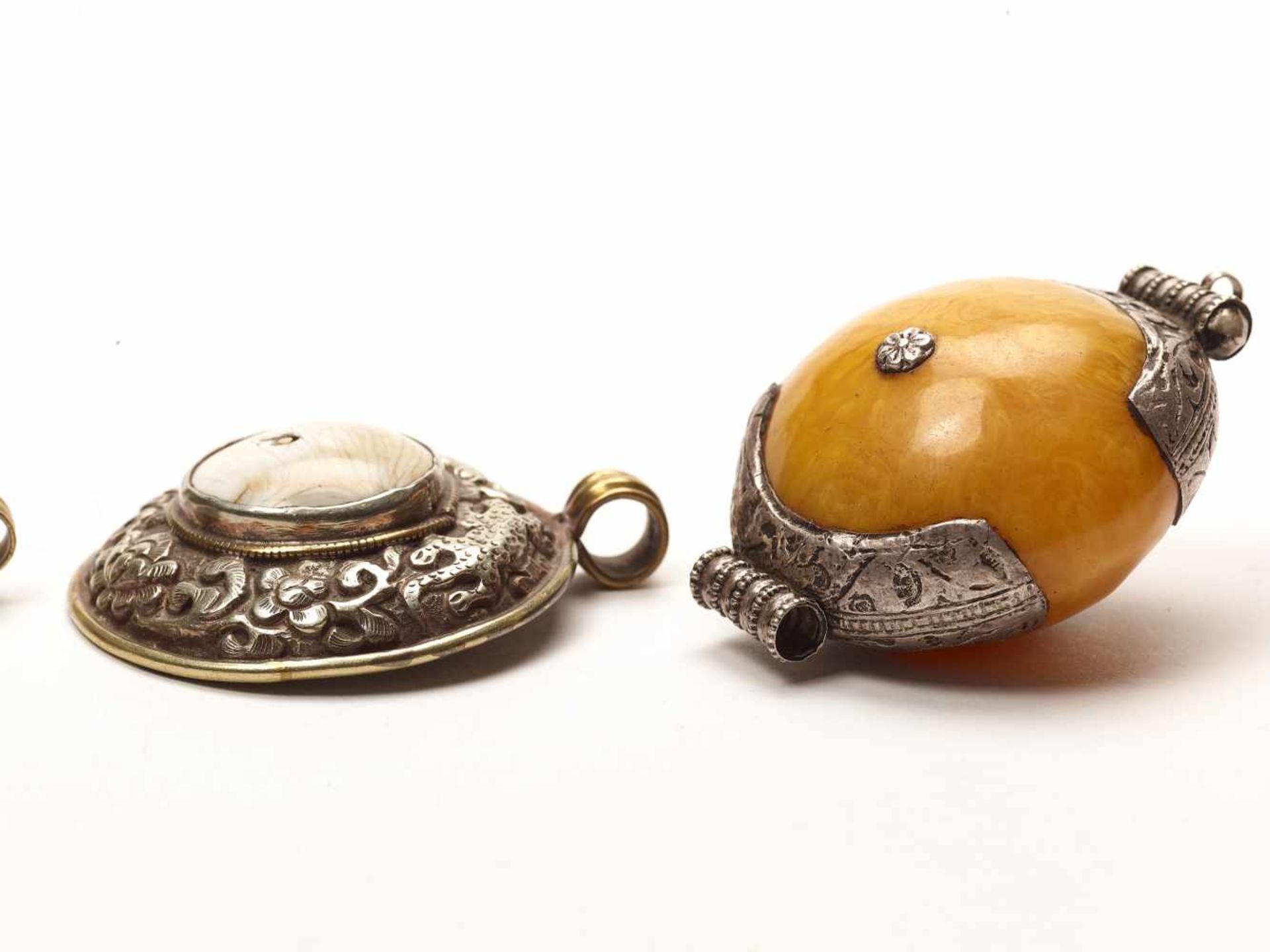 A MIXED LOT OF TIBETAN JEWELRYSilver, egg-yolk amber, shell and chrysopraseTibet, 19th centuryThe - Image 4 of 4