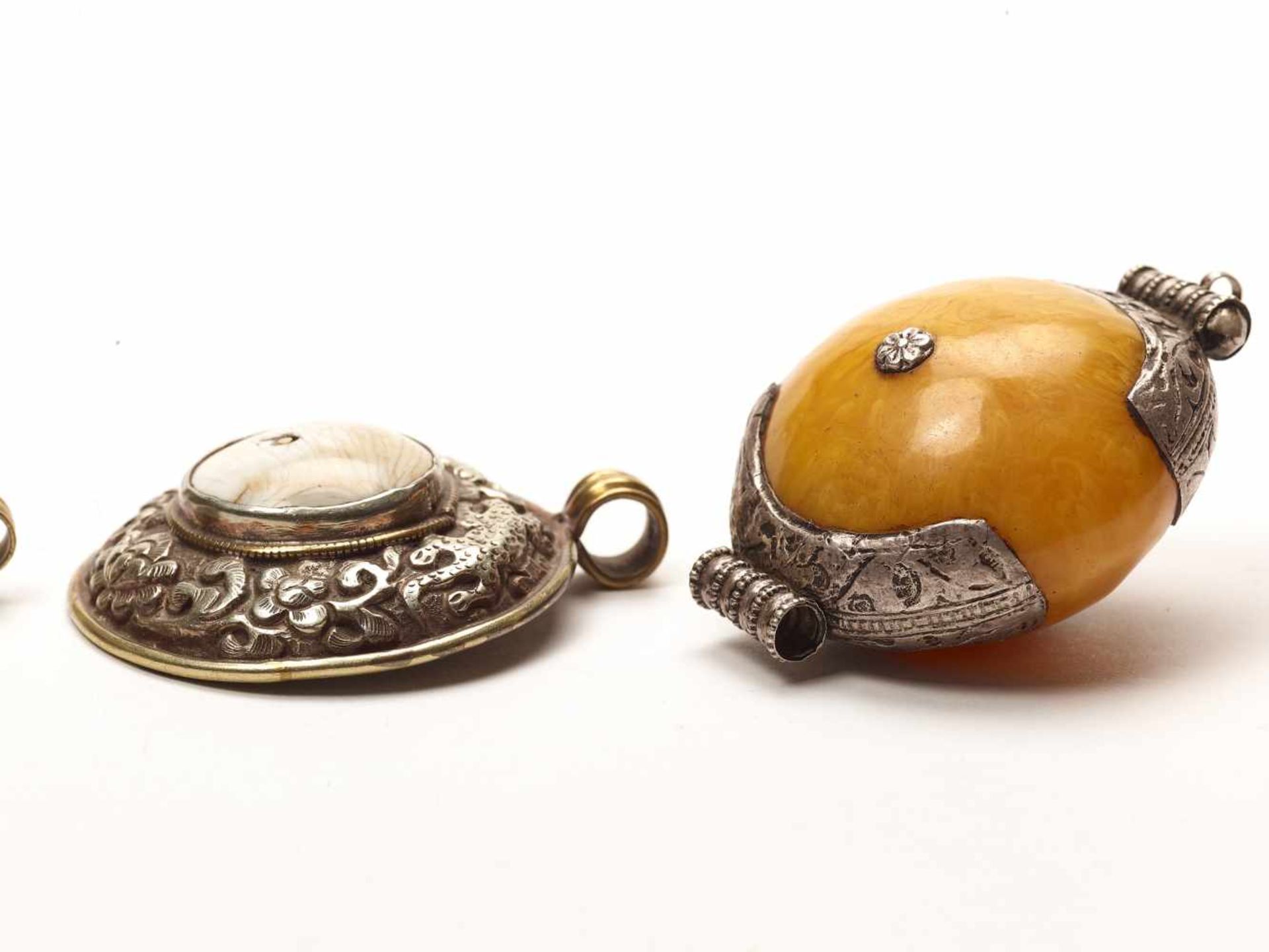 A MIXED LOT OF TIBETAN JEWELRYSilver, egg-yolk amber, shell and chrysopraseTibet, 19th centuryThe - Bild 4 aus 4