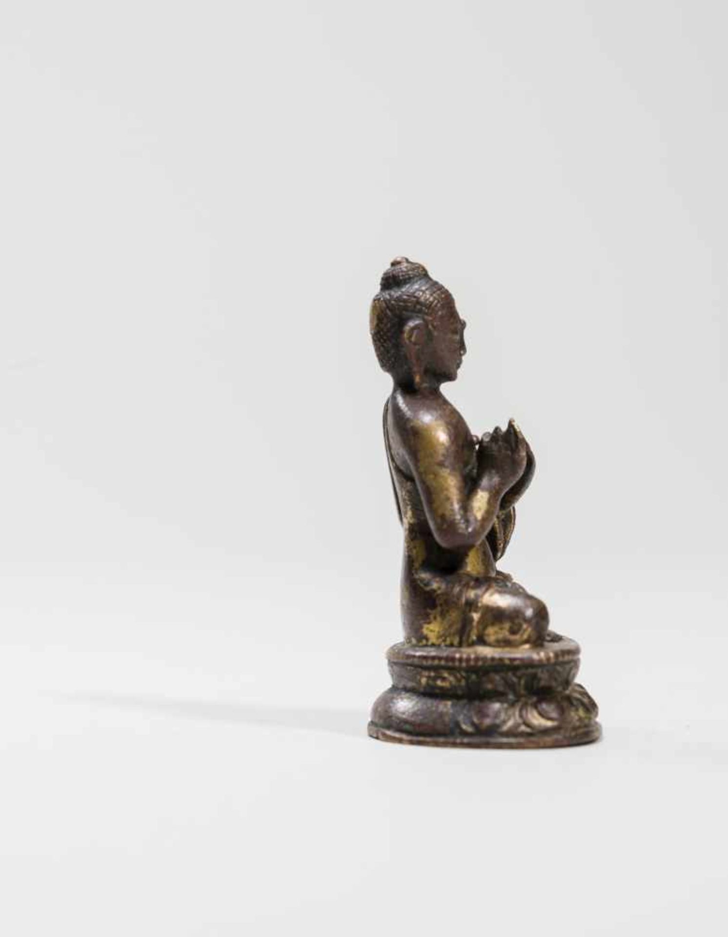 A MINIATURE BRONZE OF BUDDHA SHAKYAMUNI, 18TH-19TH CENTURYBronze with gildingTibet, 18th to 19th - Image 5 of 7