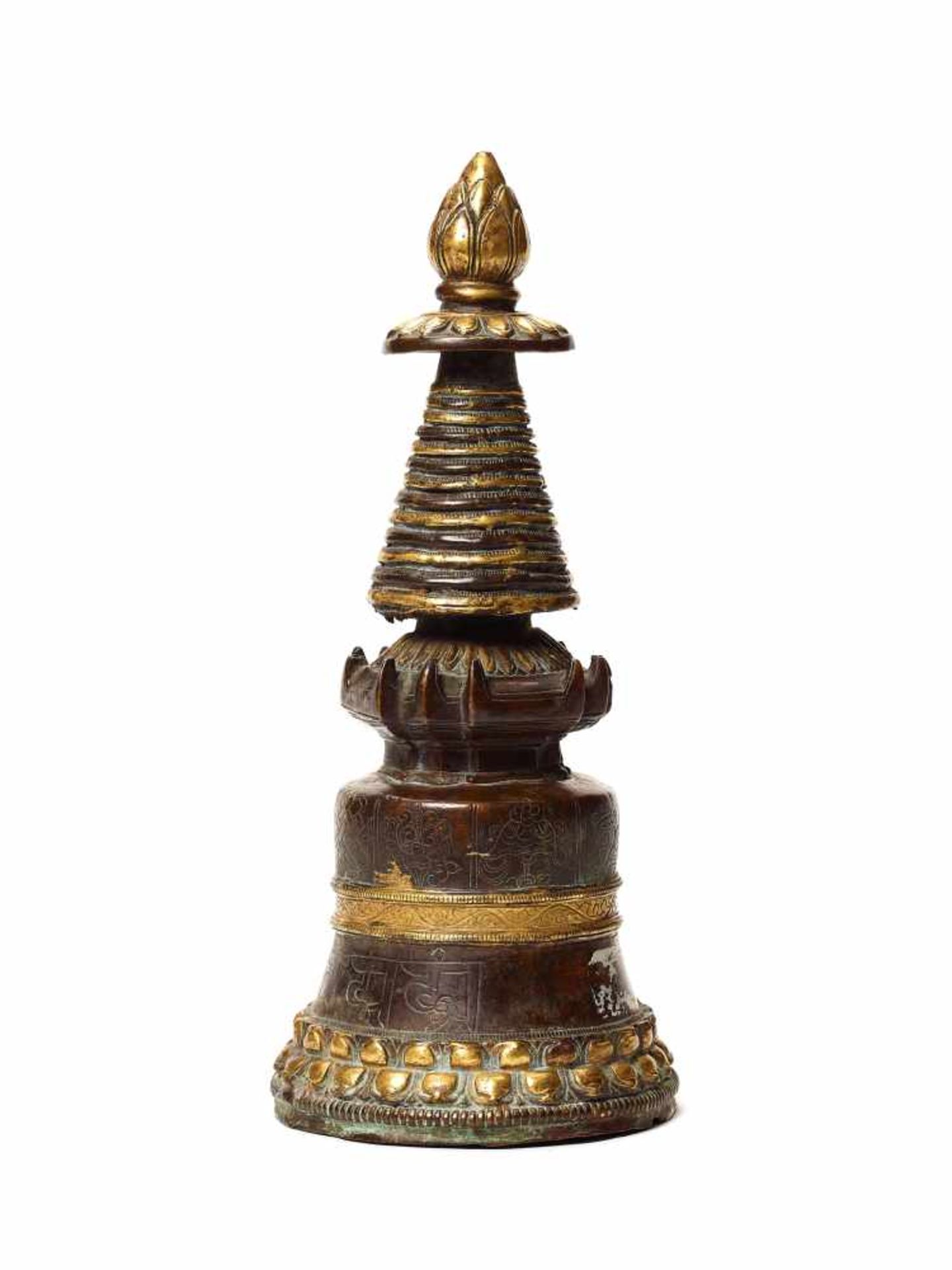 A GILT BRONZE TIBETAN VOTIVE STUPAGilt bronzeTibet, around 1900Of conical form divided into multiple - Bild 2 aus 4