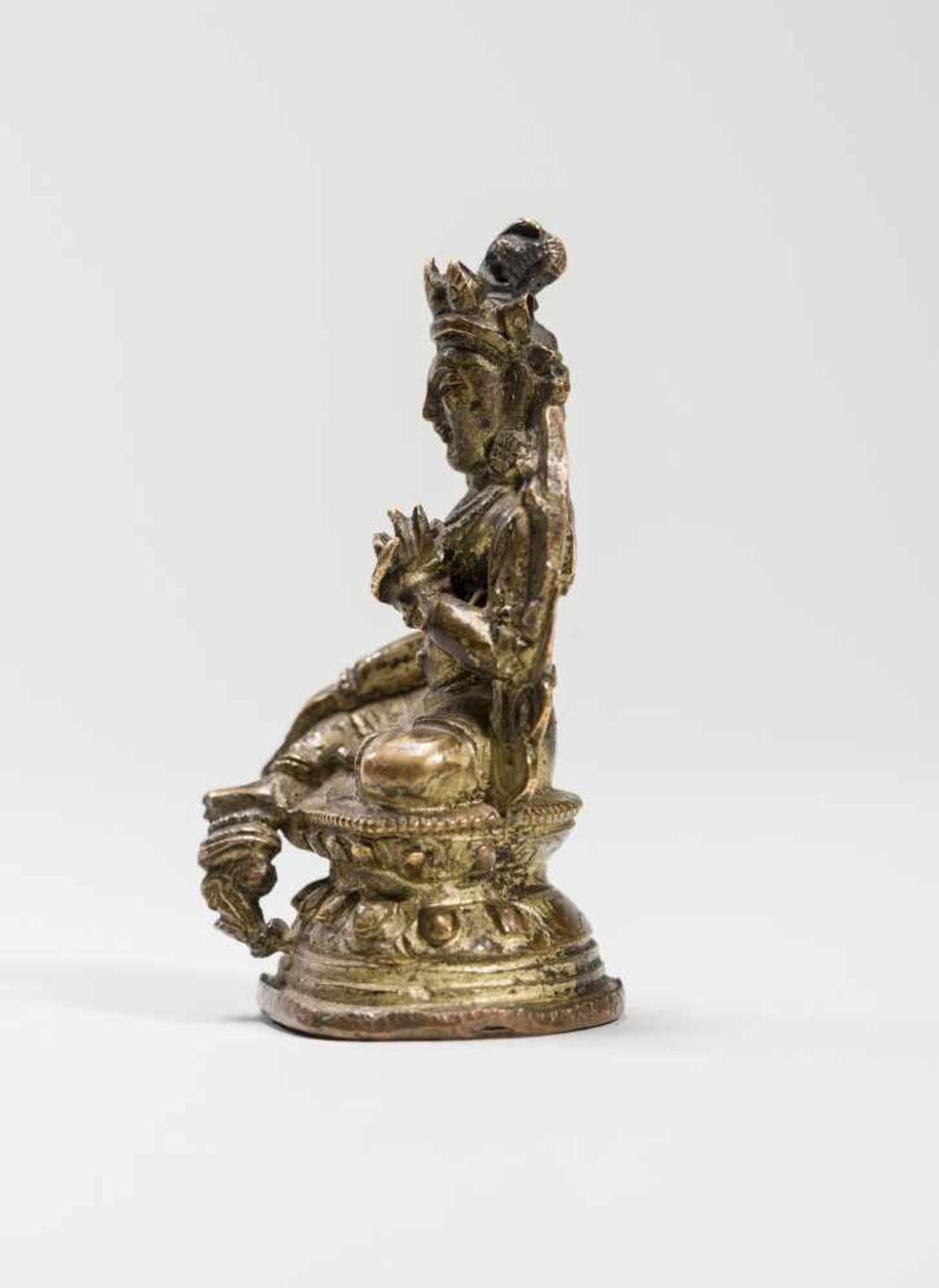 A SINO-TIBETAN MINIATURE BRONZE OF SYAMATARA, 18TH-19TH CENTURYBronzeTibet, 18th to 19th centuryThis - Image 3 of 6