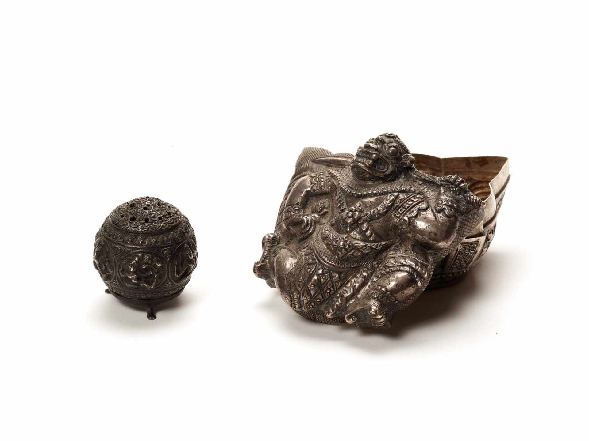 A HIMALAYAN LOT WITH A SILVER REPOUSSÉ ‘DEMON’ BOX AND A ‘SIXDEITIES’ SALT CELLARThe lidded silver - Bild 3 aus 5