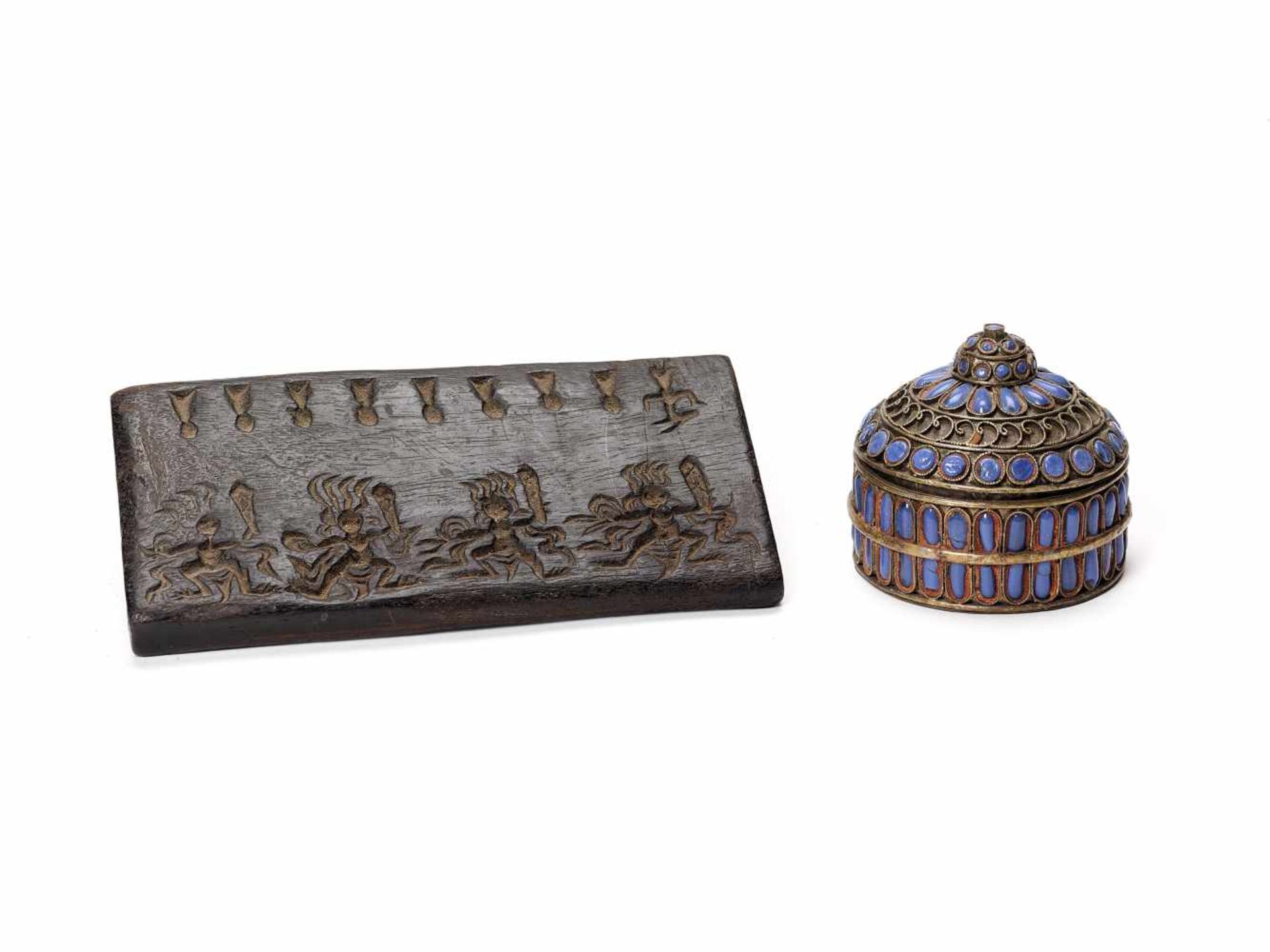 A SILVER BOX AND COVER AND A WOODEN PANEL WITH FIGURAL DECORATIONSSilver with inlays, - Bild 4 aus 4