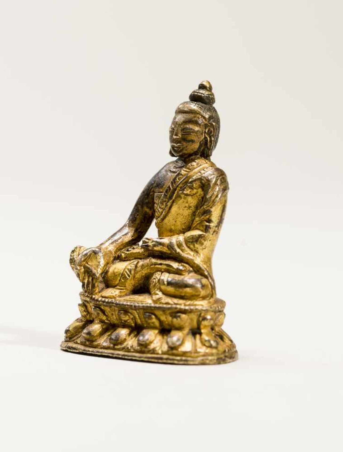 A TIBETAN MINIATURE BRONZE OF BHAISAJYAGURU, 18TH-19TH CENTURYBronze with gildingTibet, 18th to 19th - Image 2 of 6