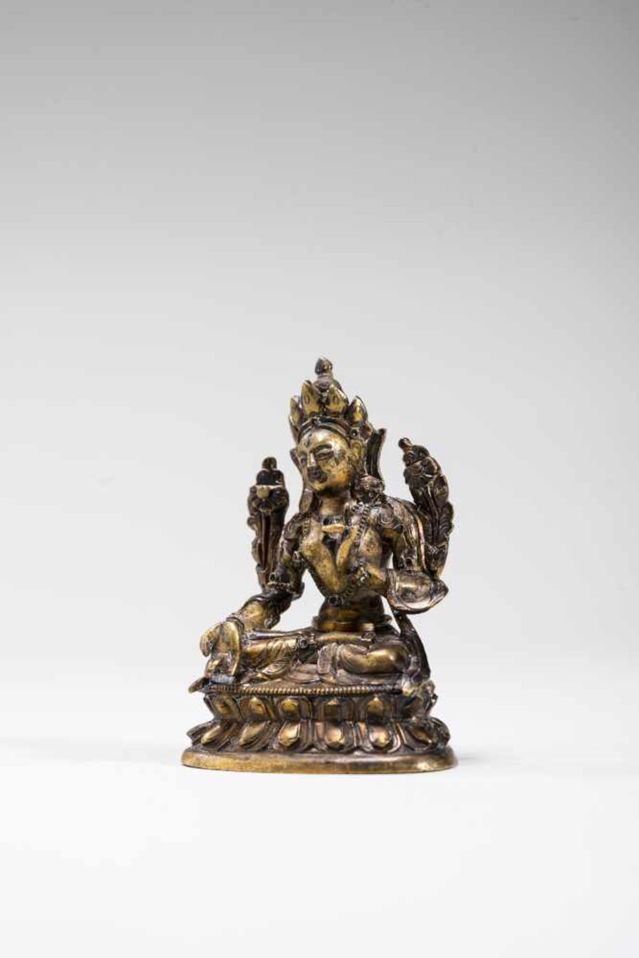 A SINO-TIBETAN GILT MINIATURE BRONZE OF SITATARA, 18TH CENTURYGilt bronzeTibet, 18th centurySitatara - Bild 2 aus 5