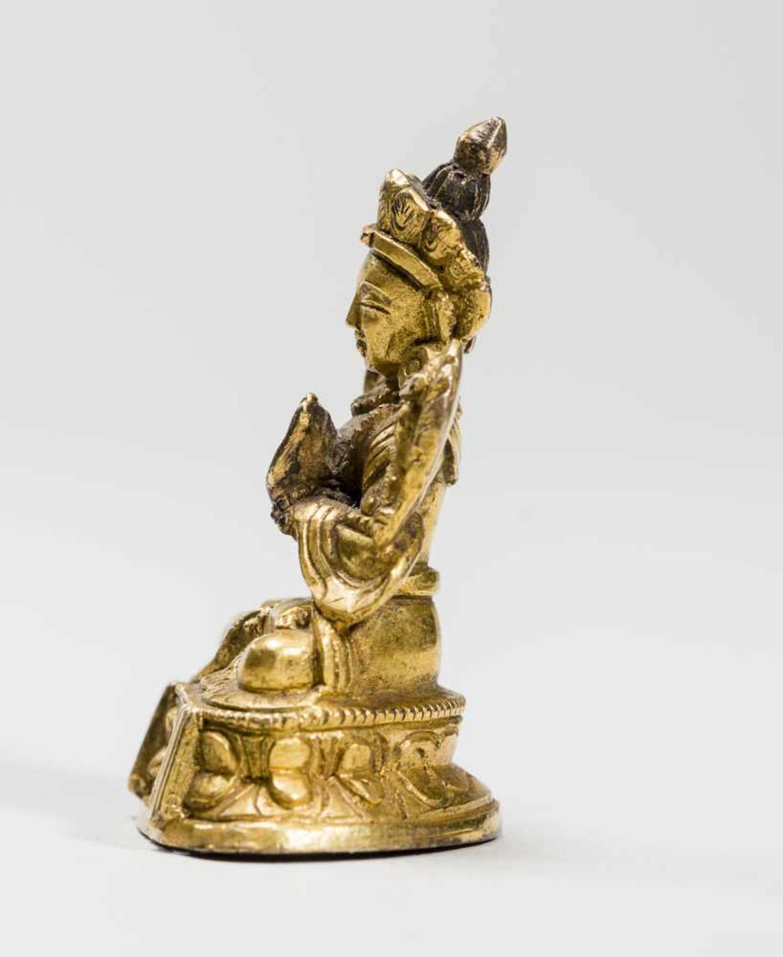 A SINO-TIBETAN FIRE-GILT MINIATURE BRONZE OF MANJUSHRI, 18TH-19TH CENTURYFire-gilt bronzeTibet, 18th - Bild 3 aus 7