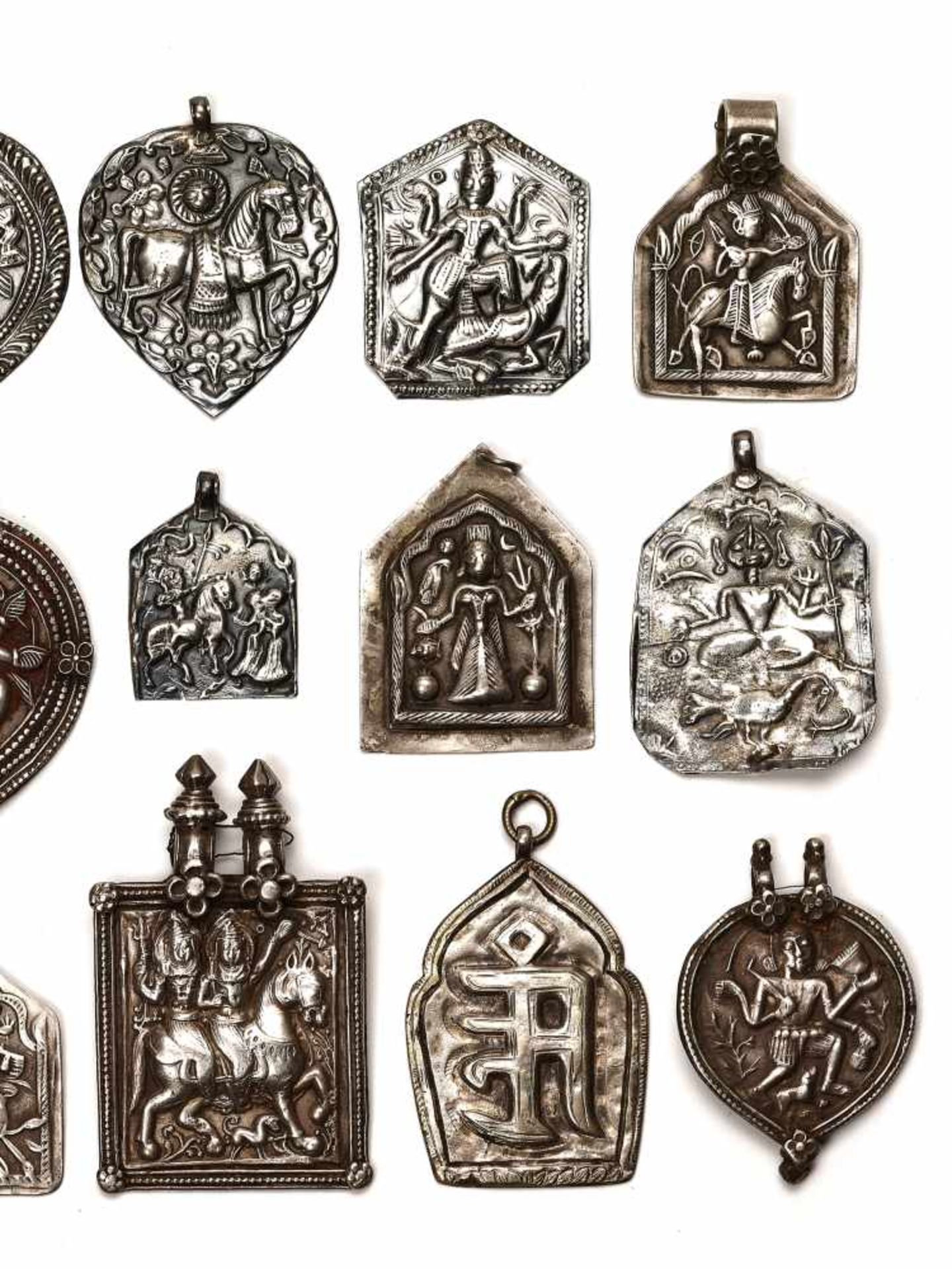 LOT WITH 15 LARGER SILVER AMULETS – INDIA 18th - 19th CENTURY Silver, some with remnants of cold - Bild 3 aus 4