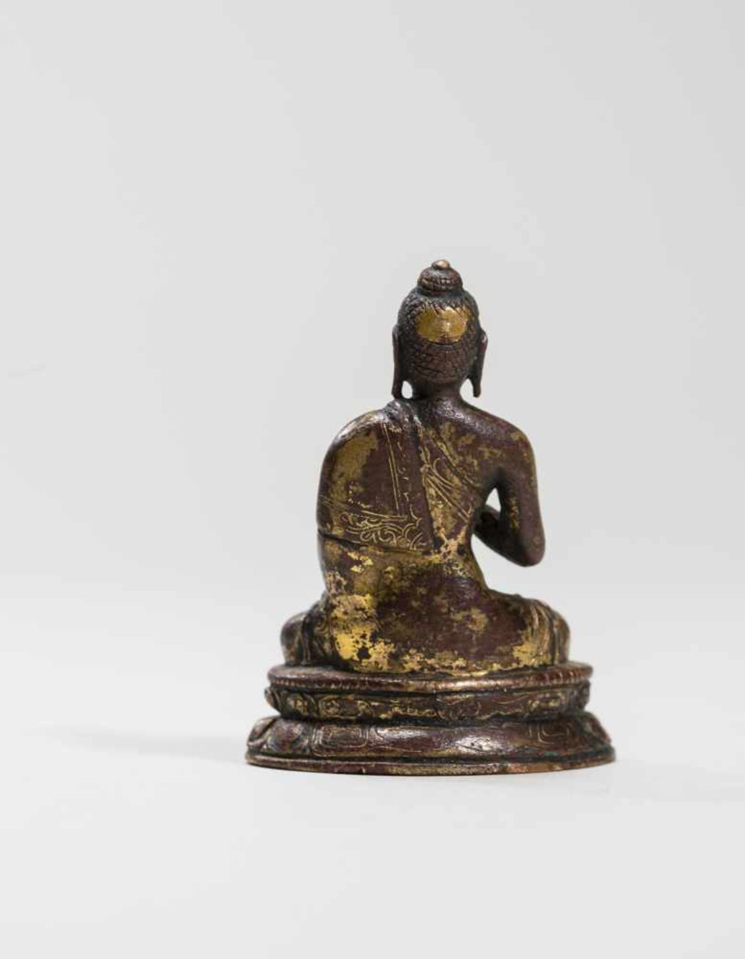 A MINIATURE BRONZE OF BUDDHA SHAKYAMUNI, 18TH-19TH CENTURYBronze with gildingTibet, 18th to 19th - Bild 4 aus 7