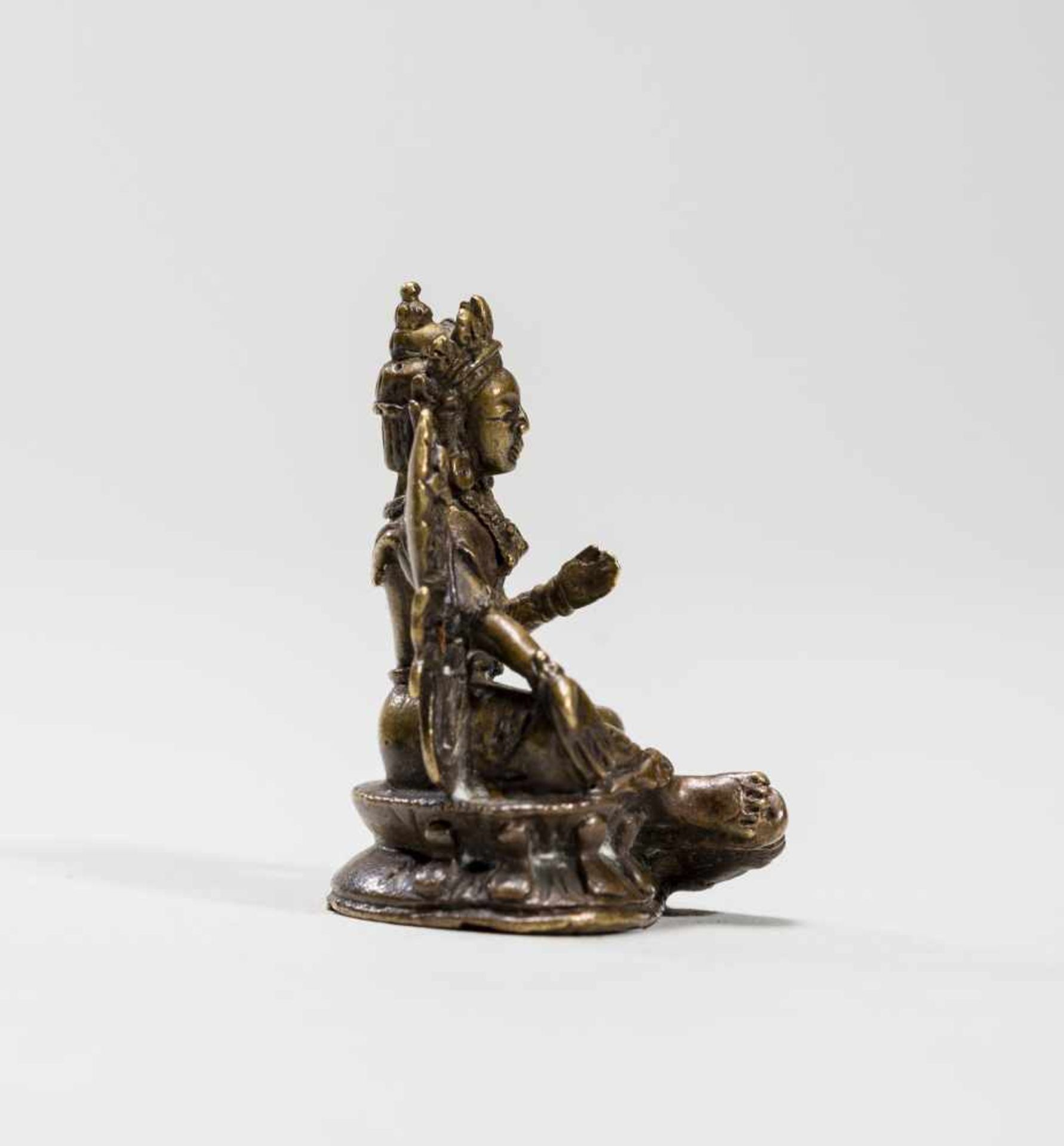 A TIBETAN MINIATURE BRONZE OF SYAMATARA, 18TH-19TH CENTURYBronzeTibet, 18th to 19th centuryThis - Bild 5 aus 7